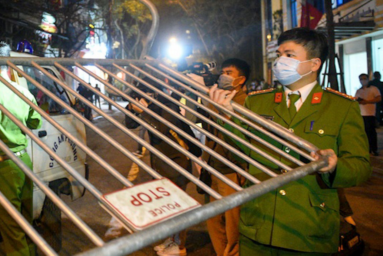 Khoanh khac do chot cach ly o pho Truc Bach hinh anh