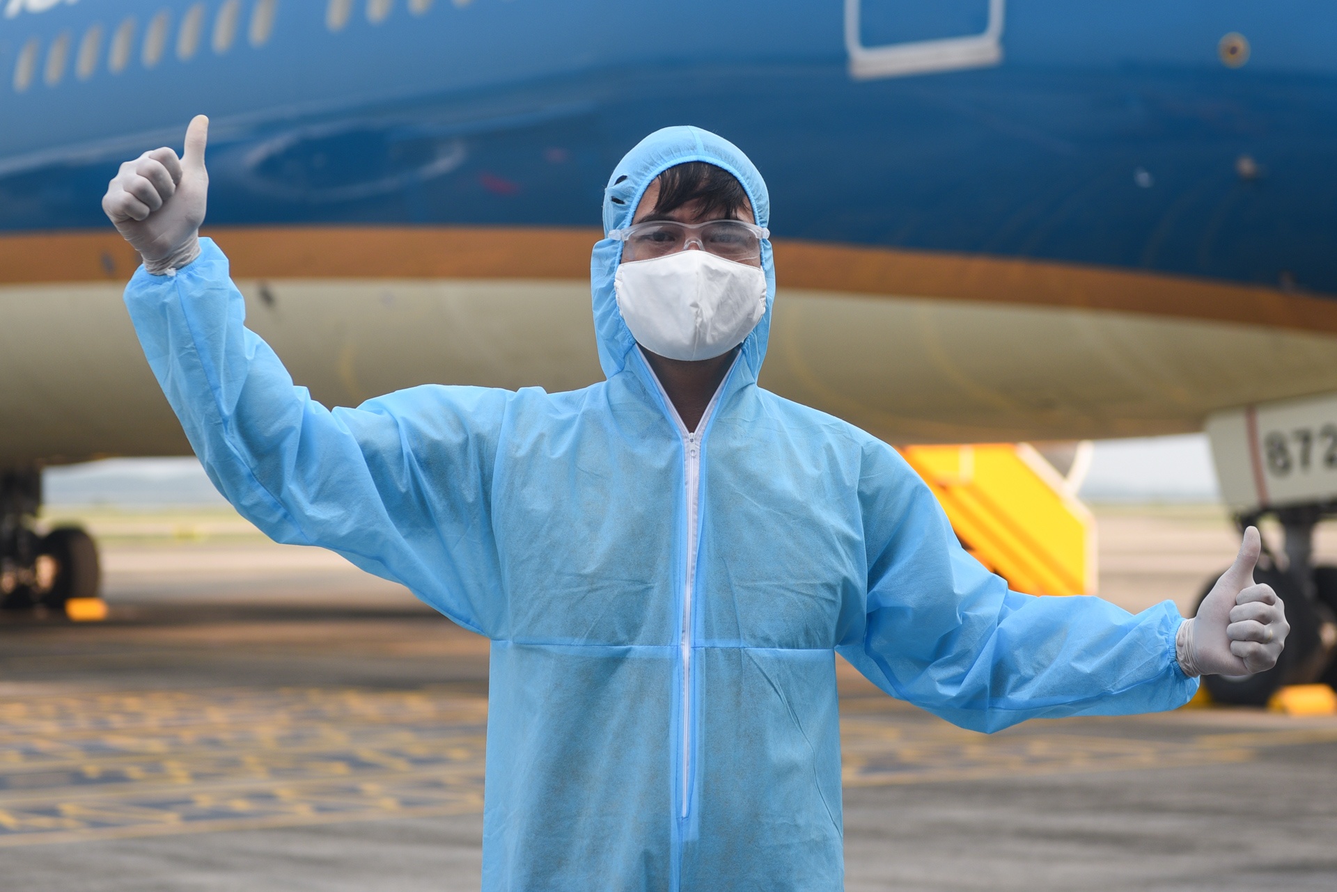 du hoc sinh tu vung dich tro ve anh 8