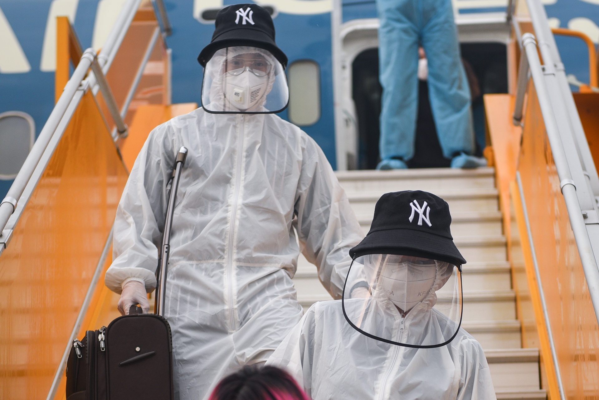 Hang tram du hoc sinh tu chau Au ve den Van Don hinh anh