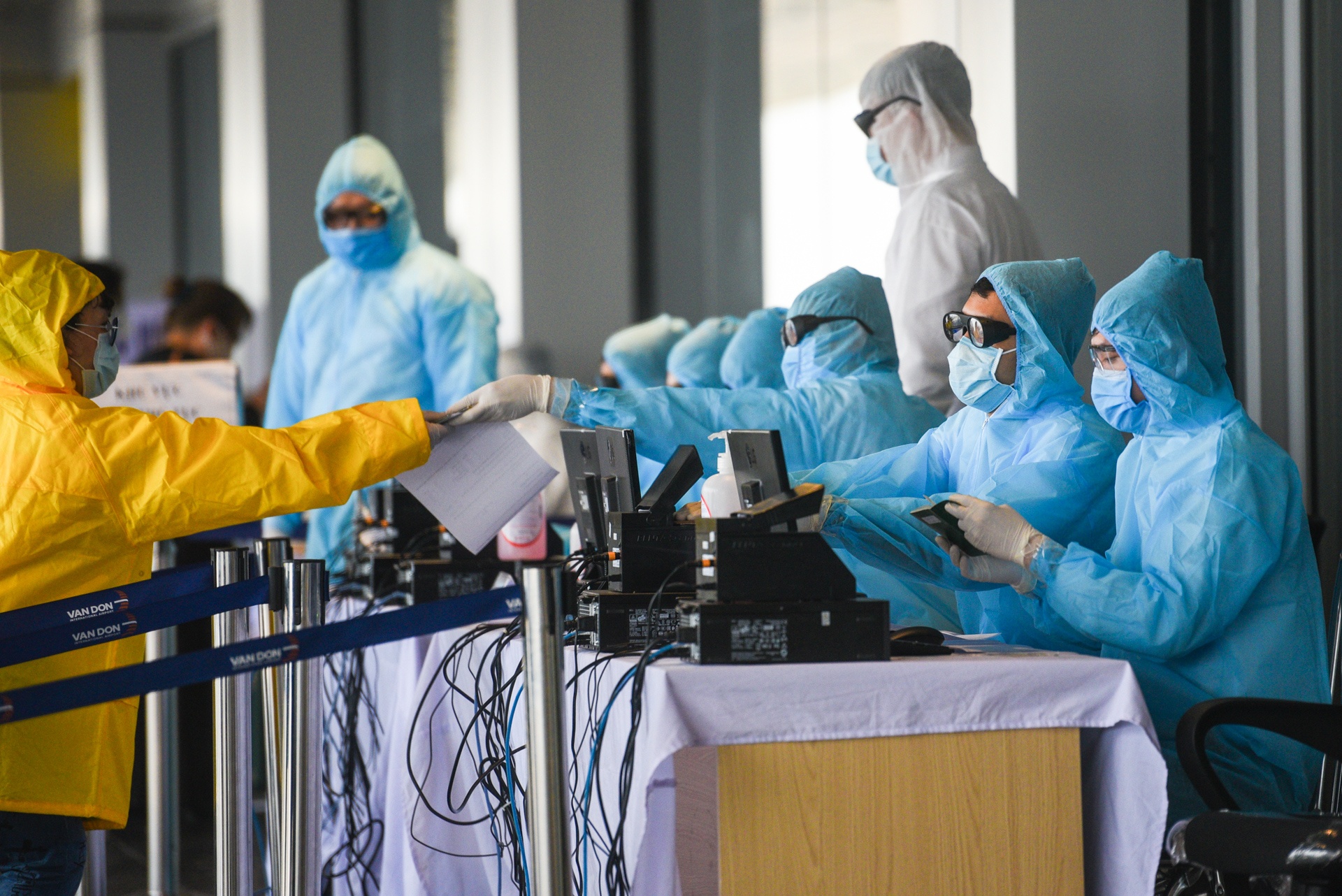 thu tuc nhap canh voi nguoi tu vung dich anh 4