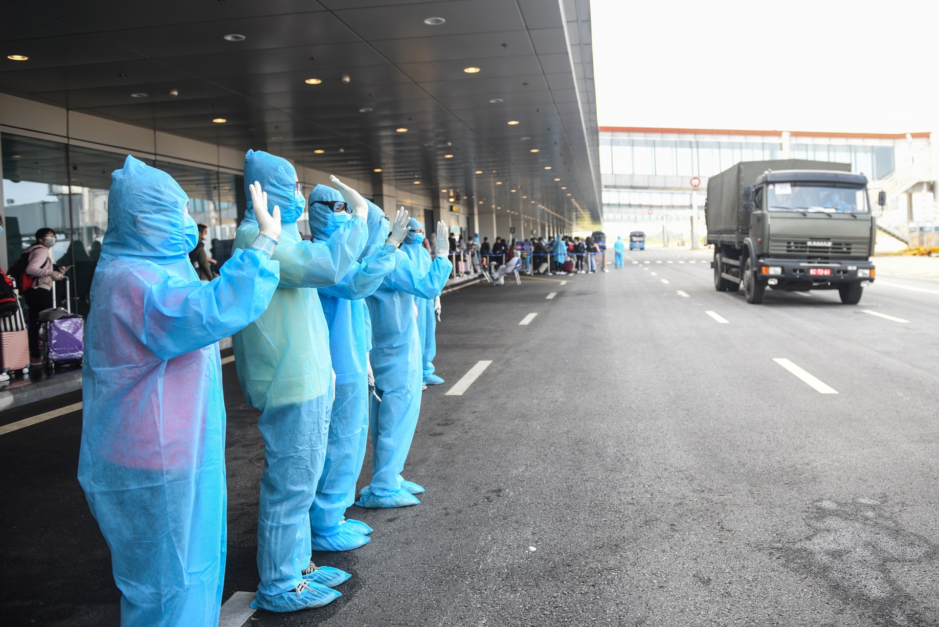 thu tuc nhap canh voi nguoi tu vung dich anh 8