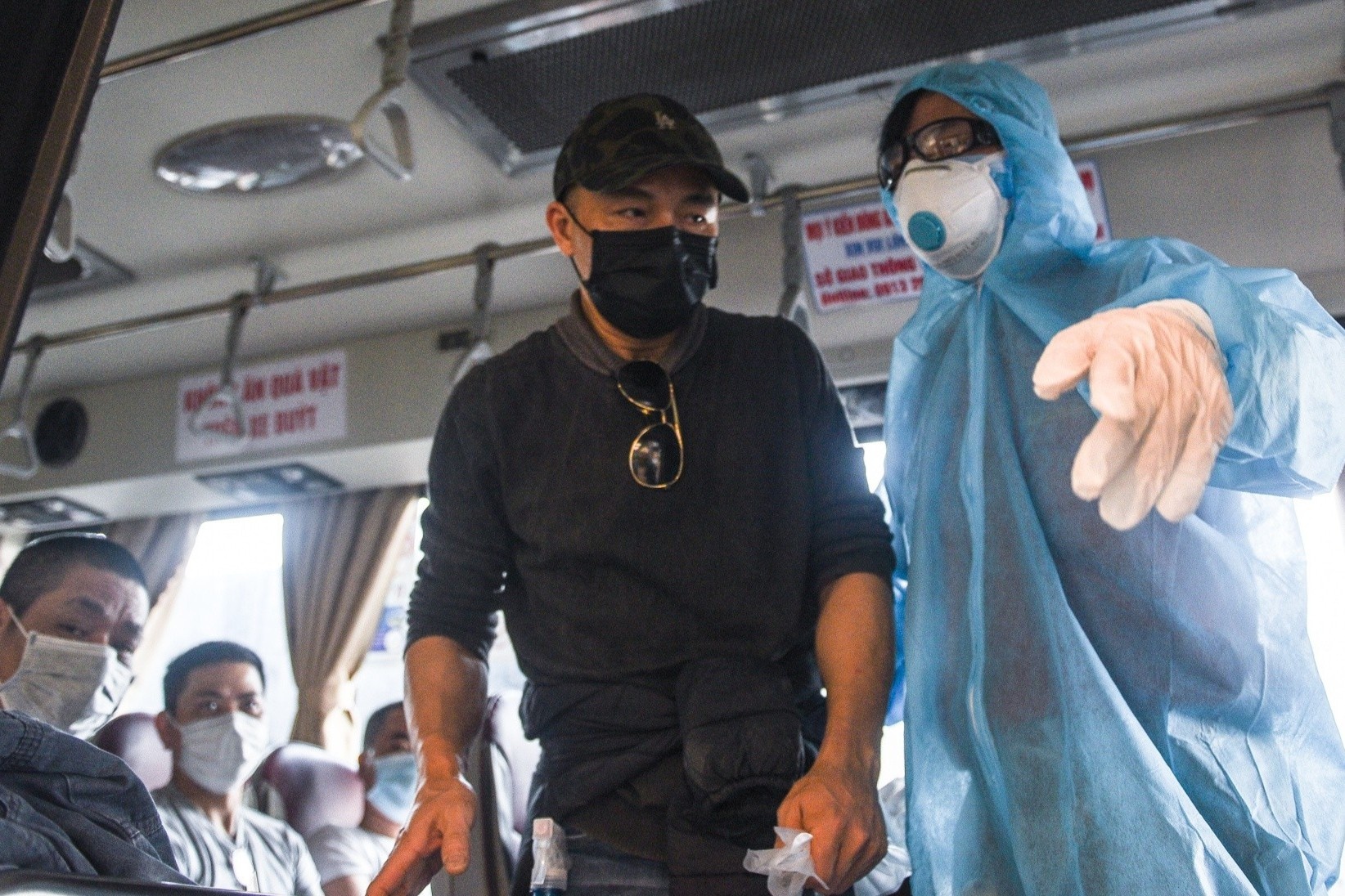 Thu tuc nhap canh nghiem ngat doi voi hanh khach va hanh ly o san bay hinh anh