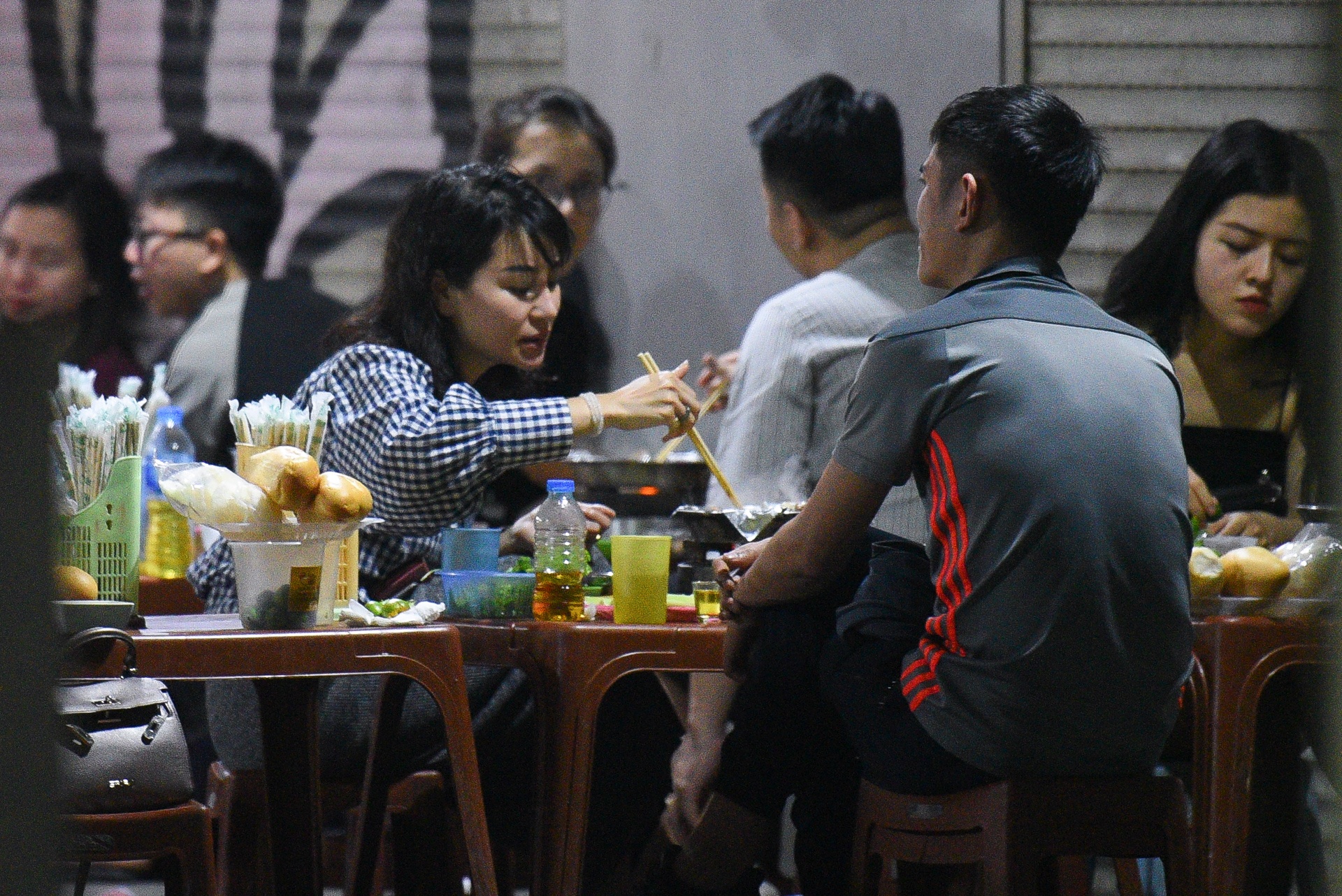 Quan bia, lau dong duc bat chap yeu cau chuan bi tinh huong xau nhat hinh anh