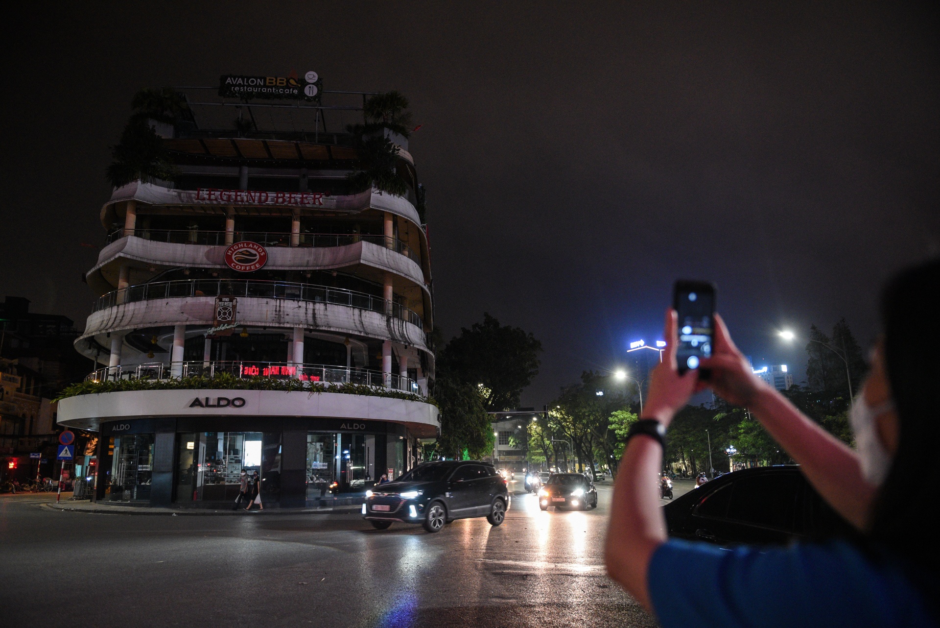 ha noi vang ve truoc ngay thuc hien bien phap phong dich anh 11