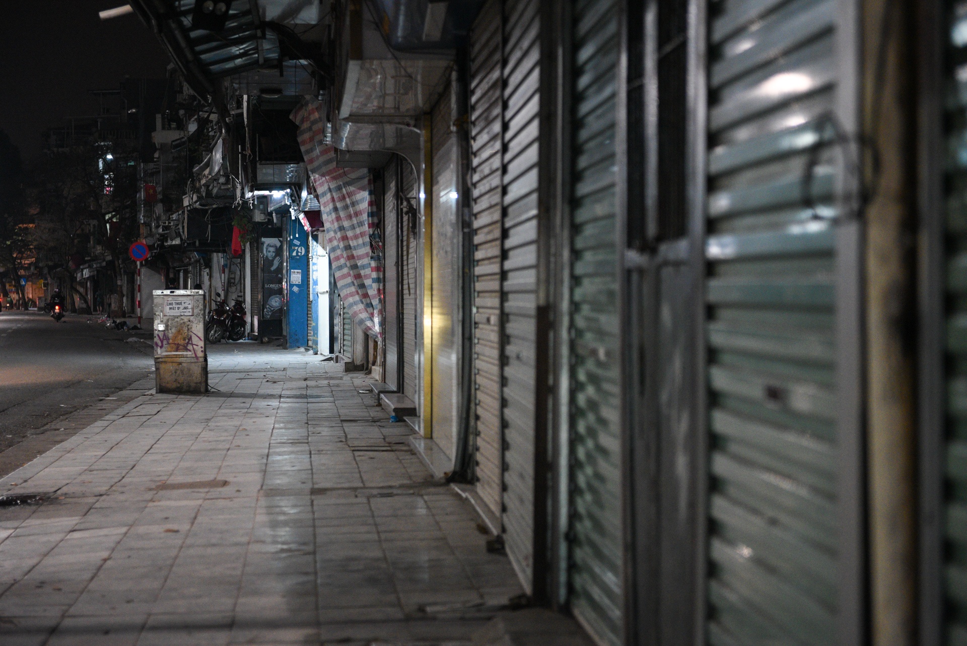 ha noi vang ve truoc ngay thuc hien bien phap phong dich anh 17