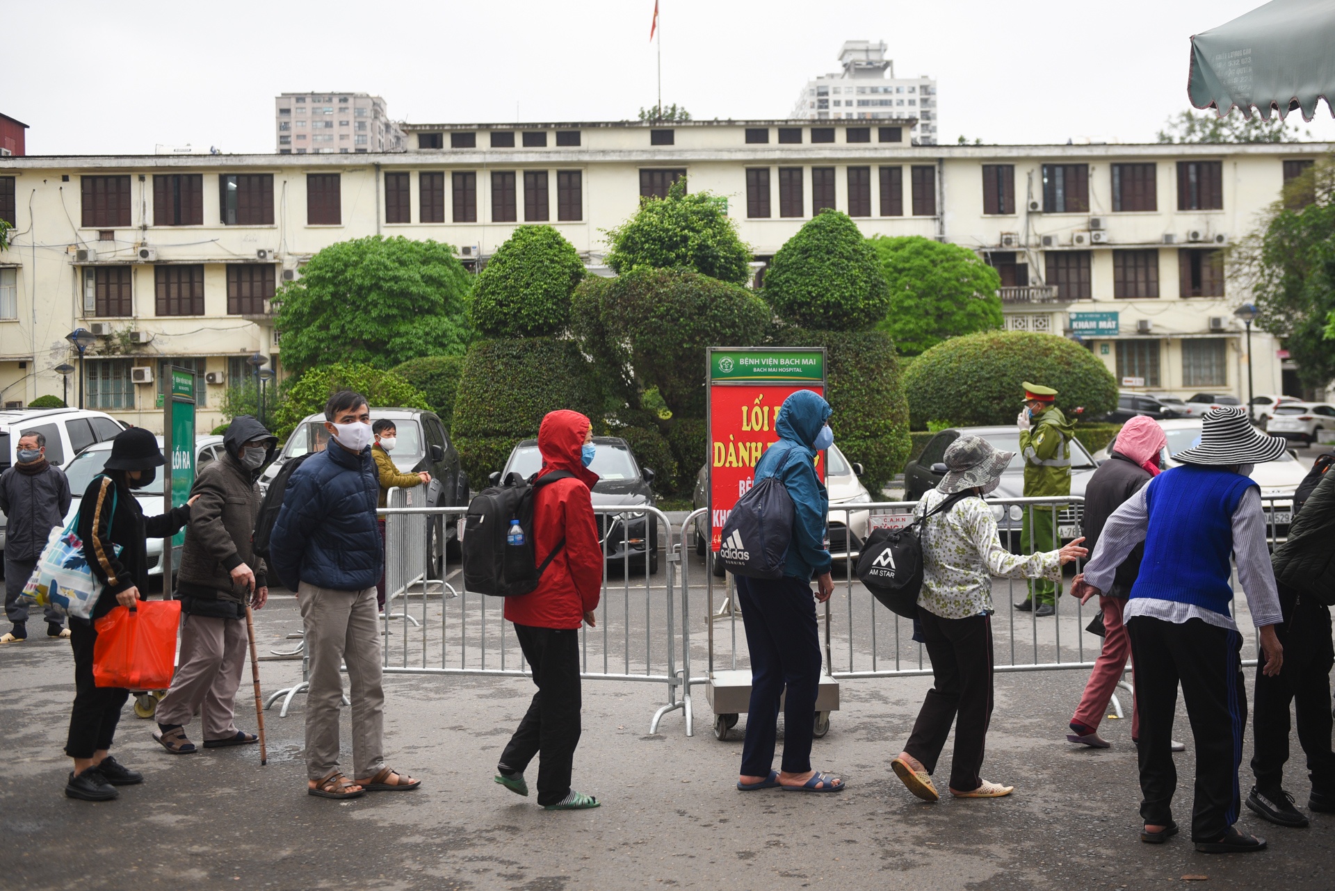 xe quan doi dua don benh nhan chay than bach mai anh 6