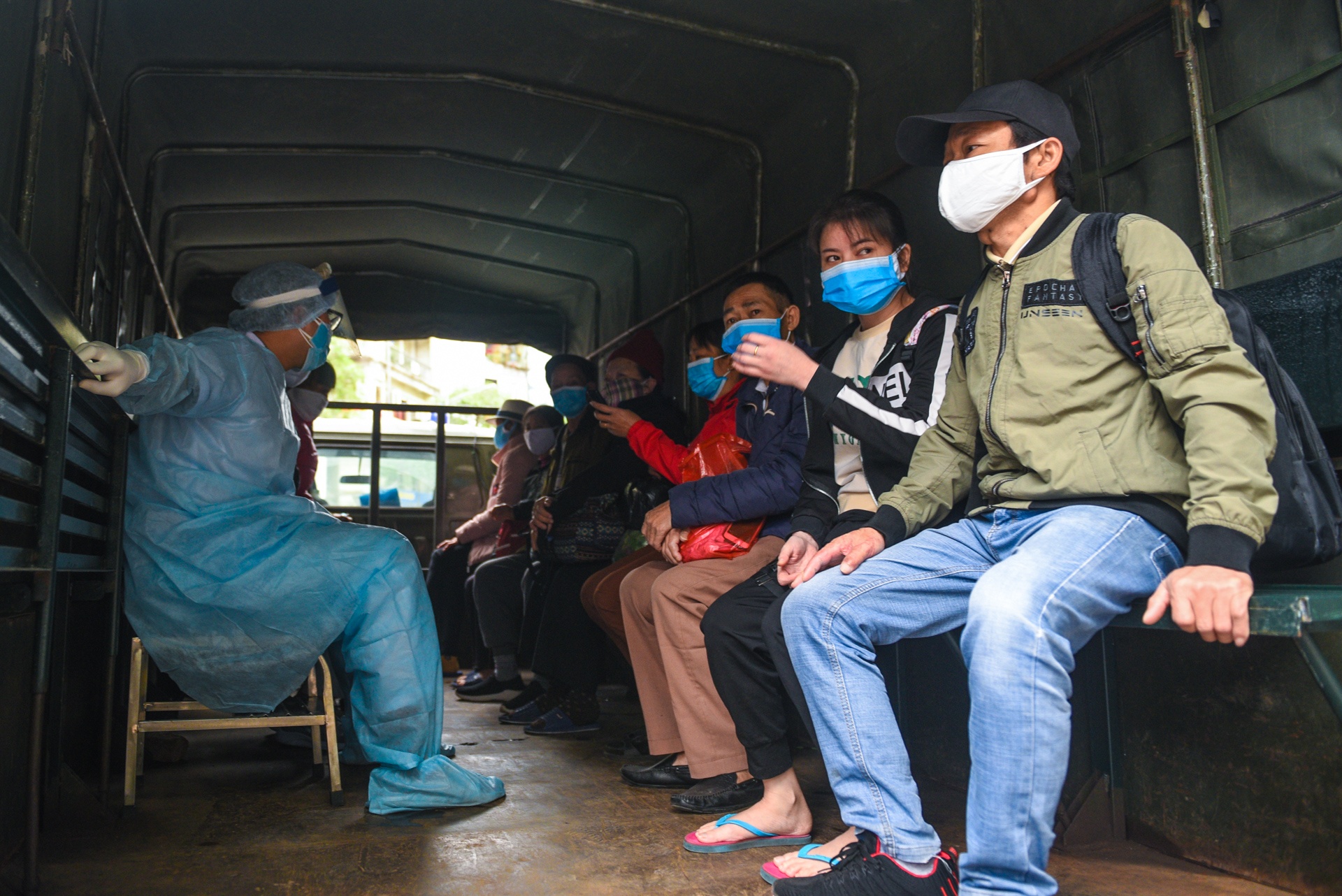 Xe quan doi dua don benh nhan chay than den Benh vien Bach Mai hinh anh