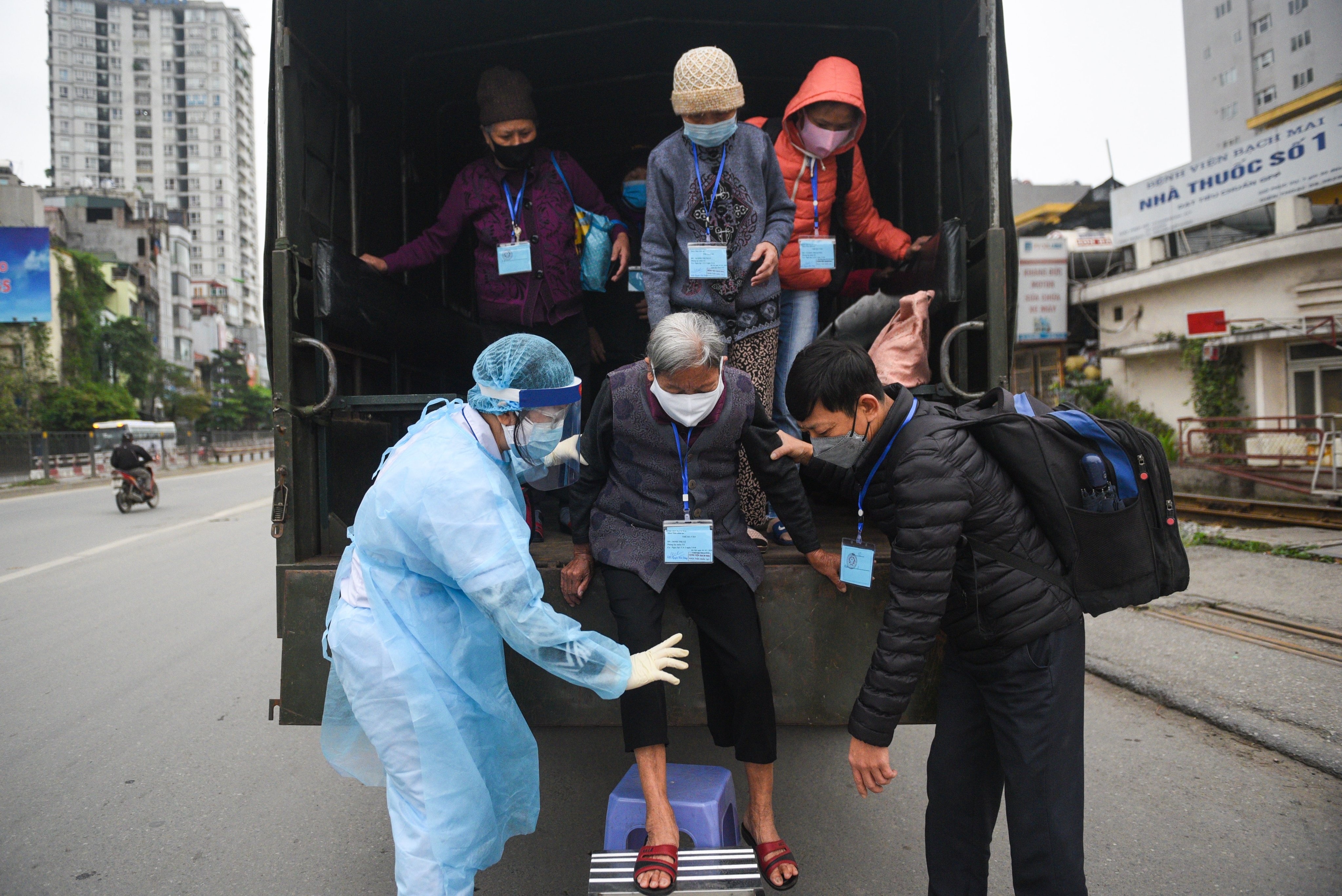 xe quan doi dua don benh nhan chay than bach mai anh 4