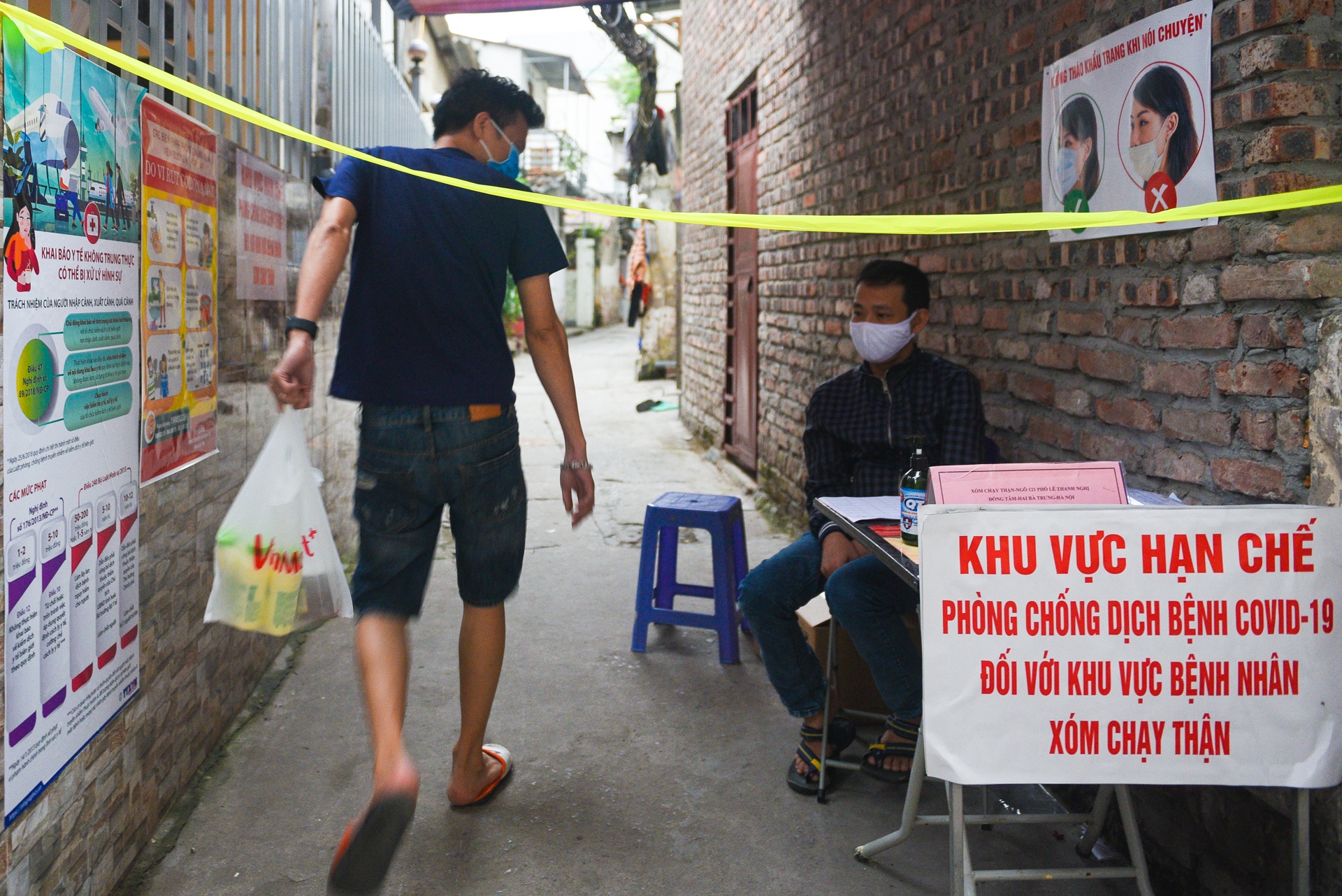 xom chay than bach mai can ke dich covid-19 anh 2