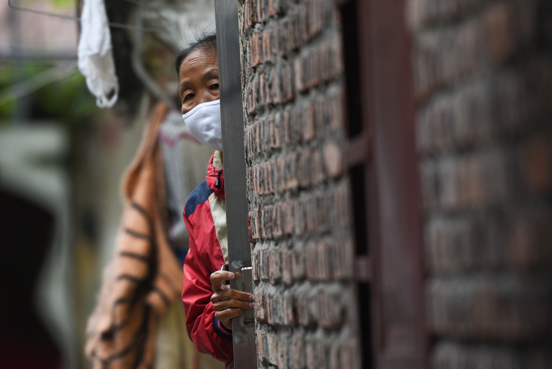 xom chay than bach mai can ke dich covid-19 anh 1