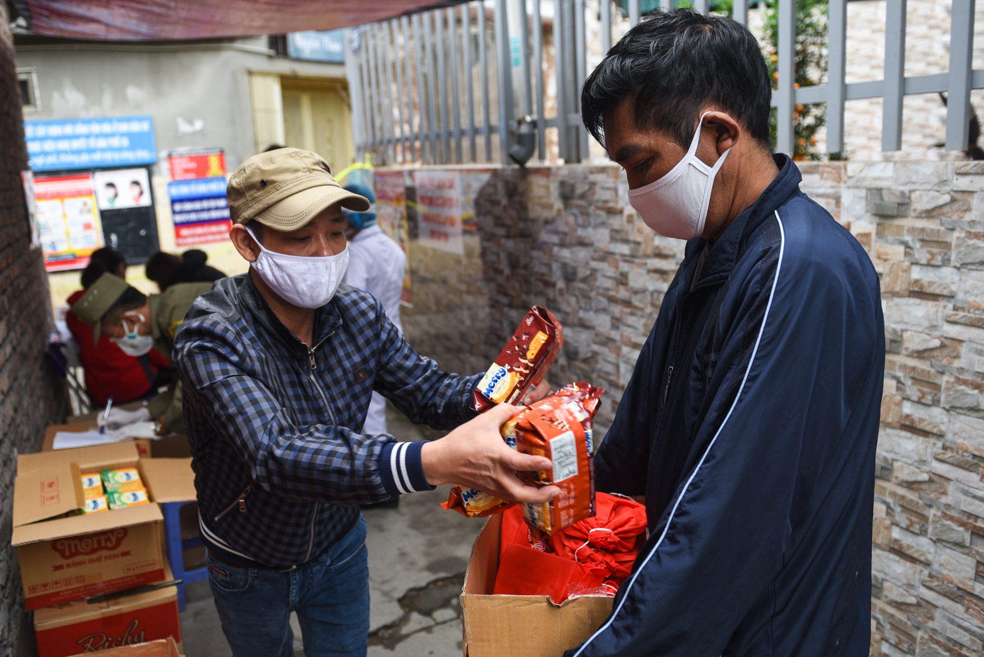 xom chay than bach mai can ke dich covid-19 anh 6