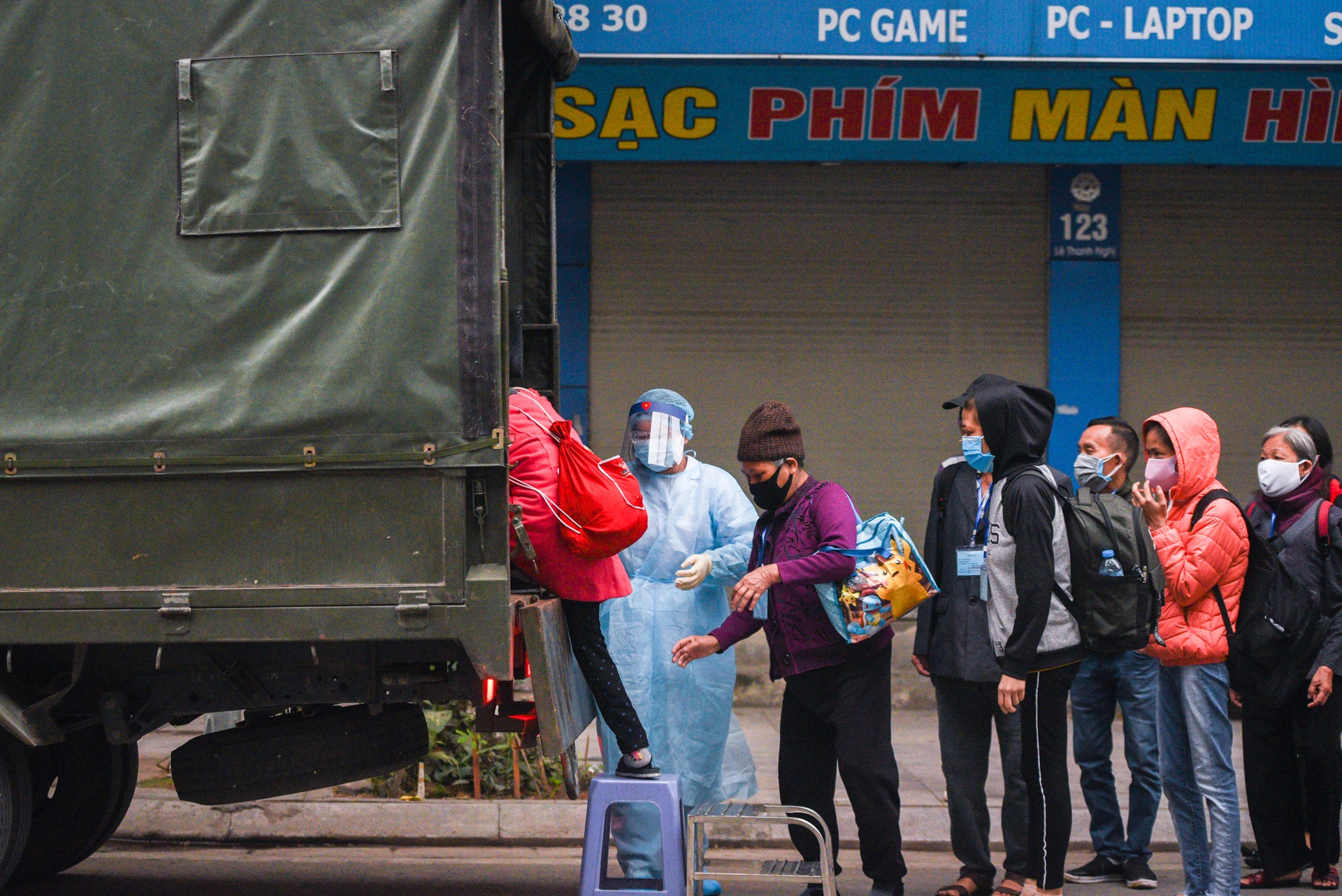 xom chay than bach mai can ke dich covid-19 anh 10