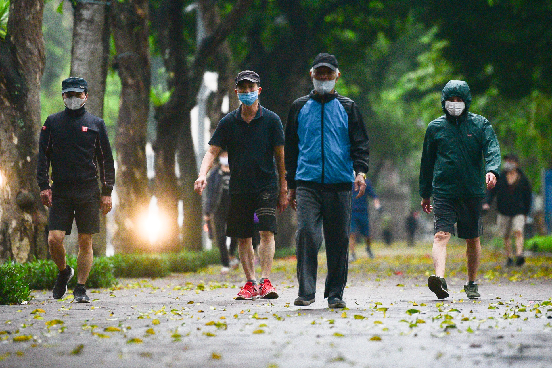 Nguoi dan tap the duc o noi cong cong ngay thu 4 cach ly xa hoi hinh anh