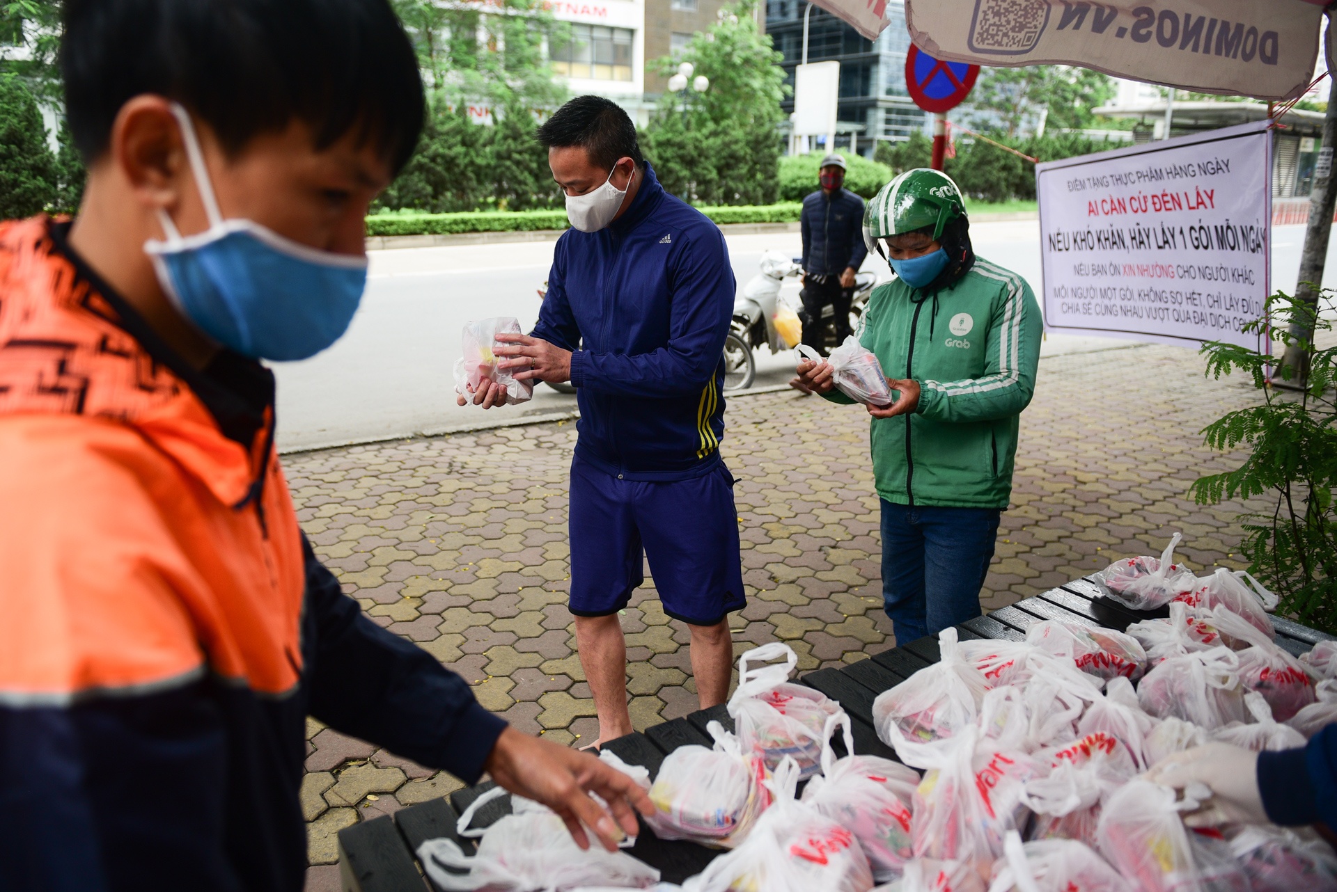 phat thuc pham mien phi giup do nguoi kho khan anh 3