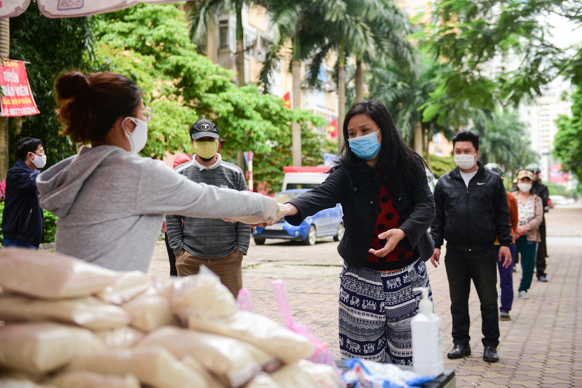 phat thuc pham mien phi giup do nguoi kho khan anh 2