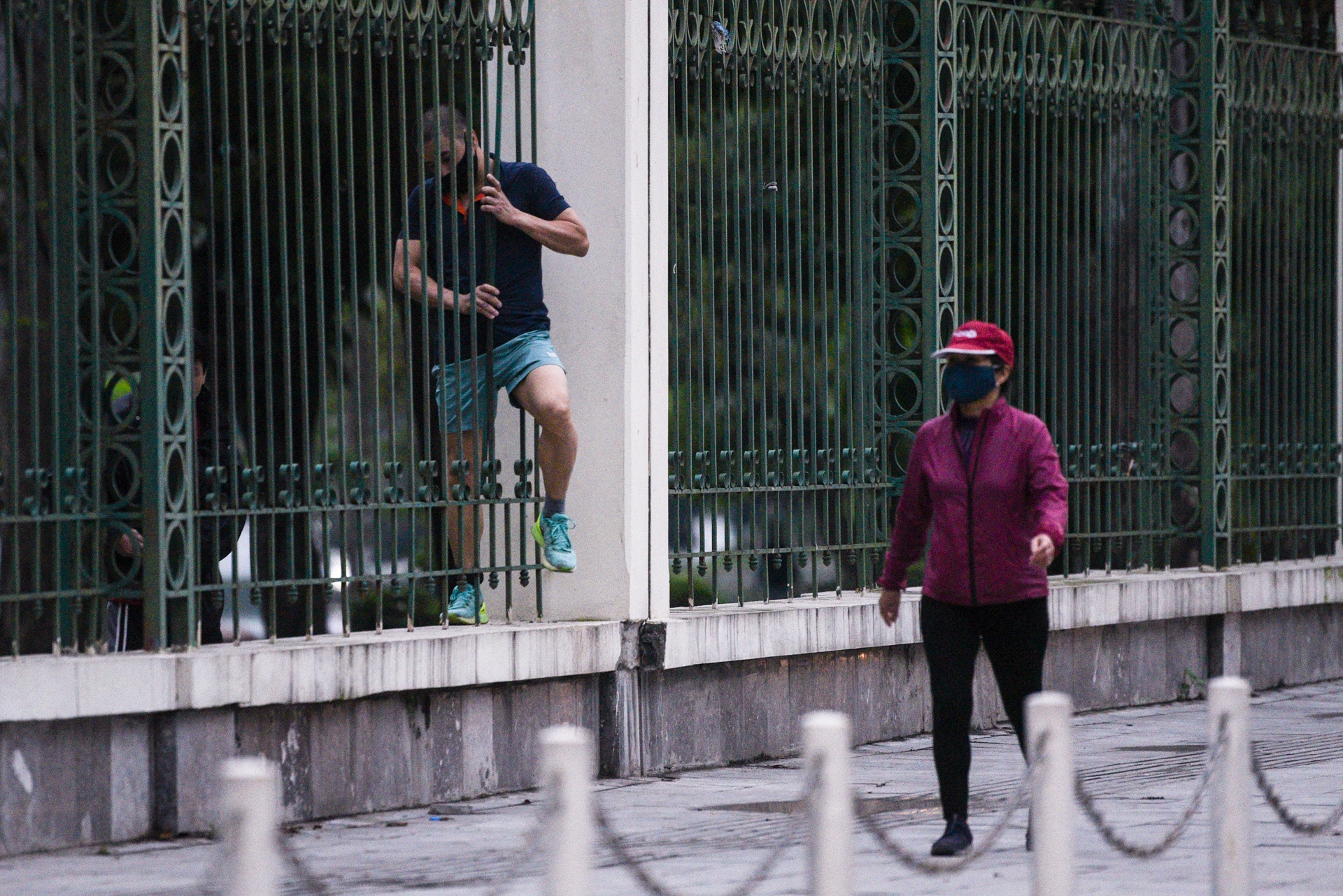 nguoi dan treo rao tap the duc anh 2