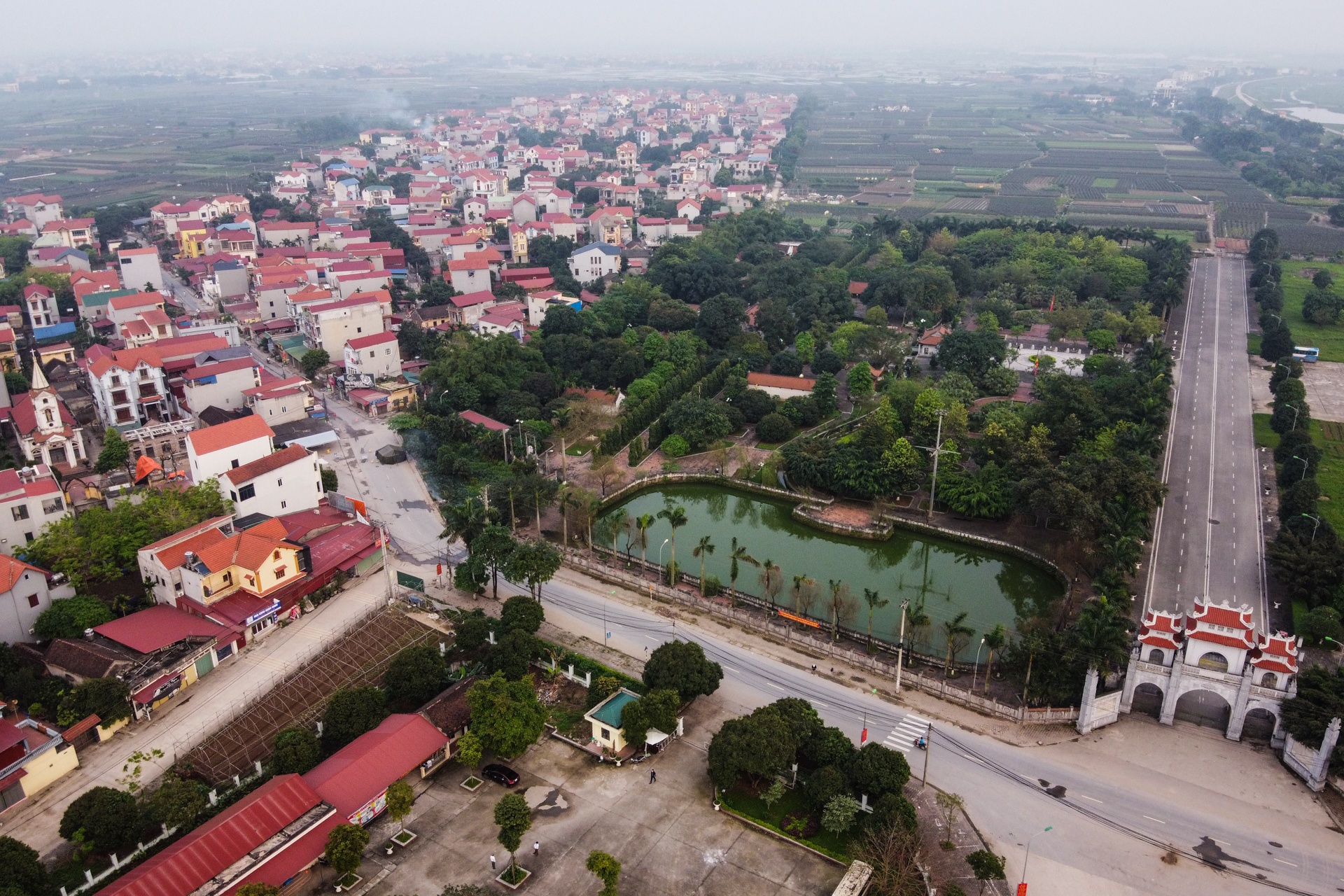 Cuoc song ben trong thon Ha Loi anh 1