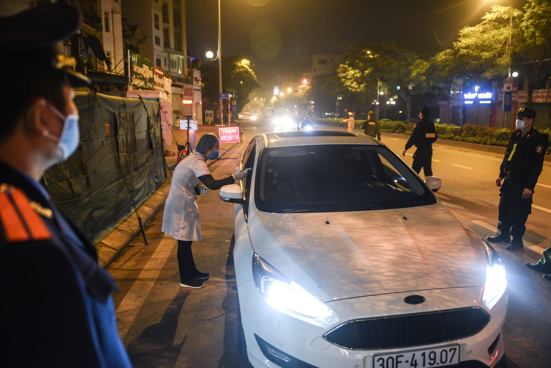 kiem soat y te ngay dem tai cua ngo Ha Noi anh 2