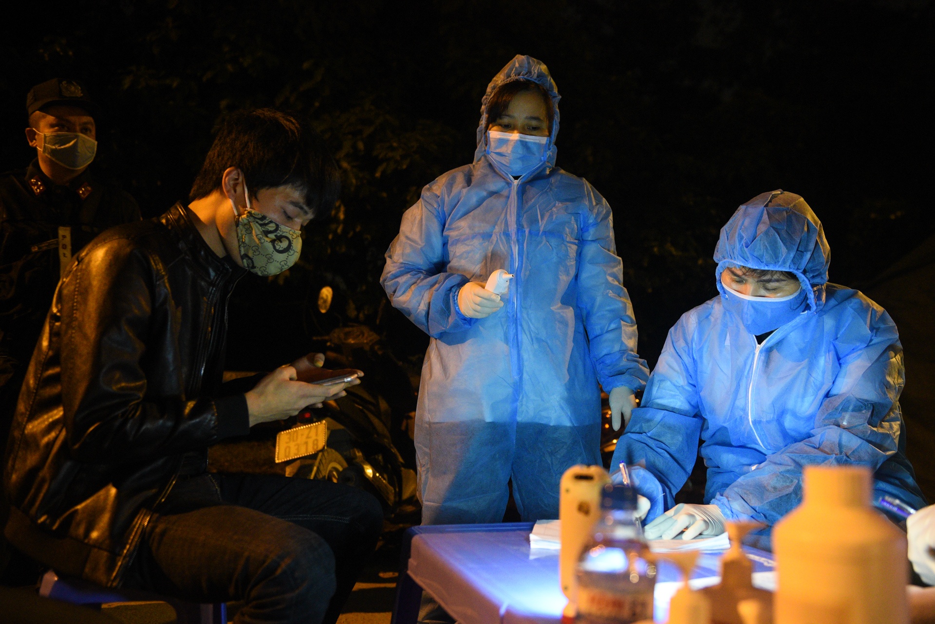 kiem soat y te ngay dem tai cua ngo Ha Noi anh 6