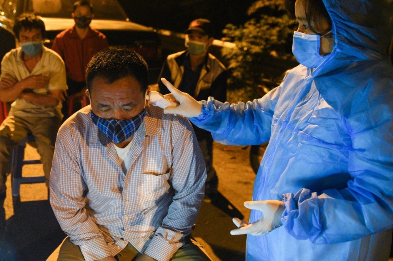 Trang dem tai chot kiem soat Covid-19 hinh anh