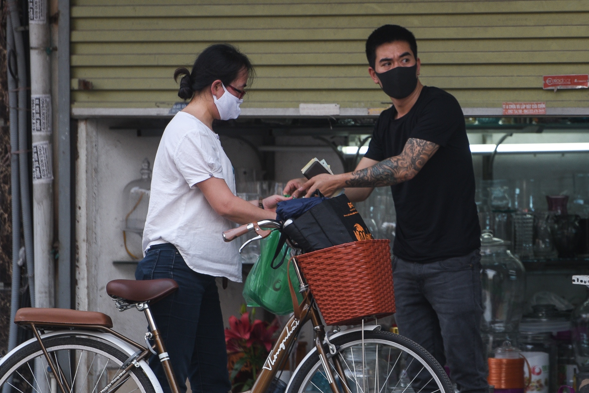 Canh buon ban tho thut trong lenh cach ly xa hoi hinh anh