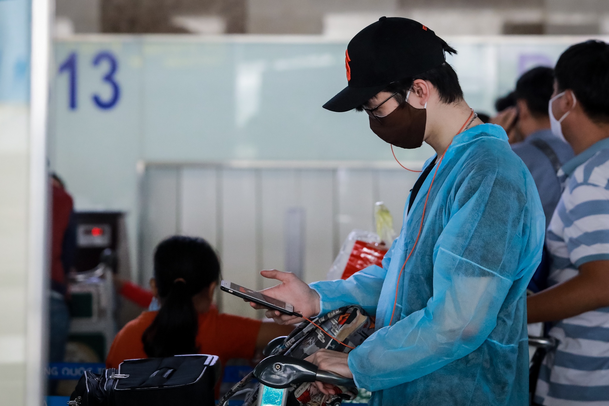 san bay nhon nhip tro lai trong lenh cach ly anh 4