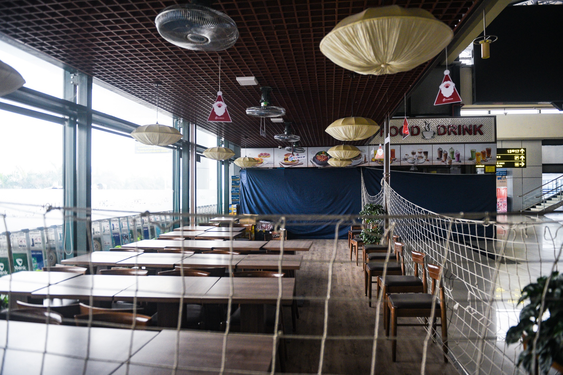 san bay nhon nhip tro lai trong lenh cach ly anh 10