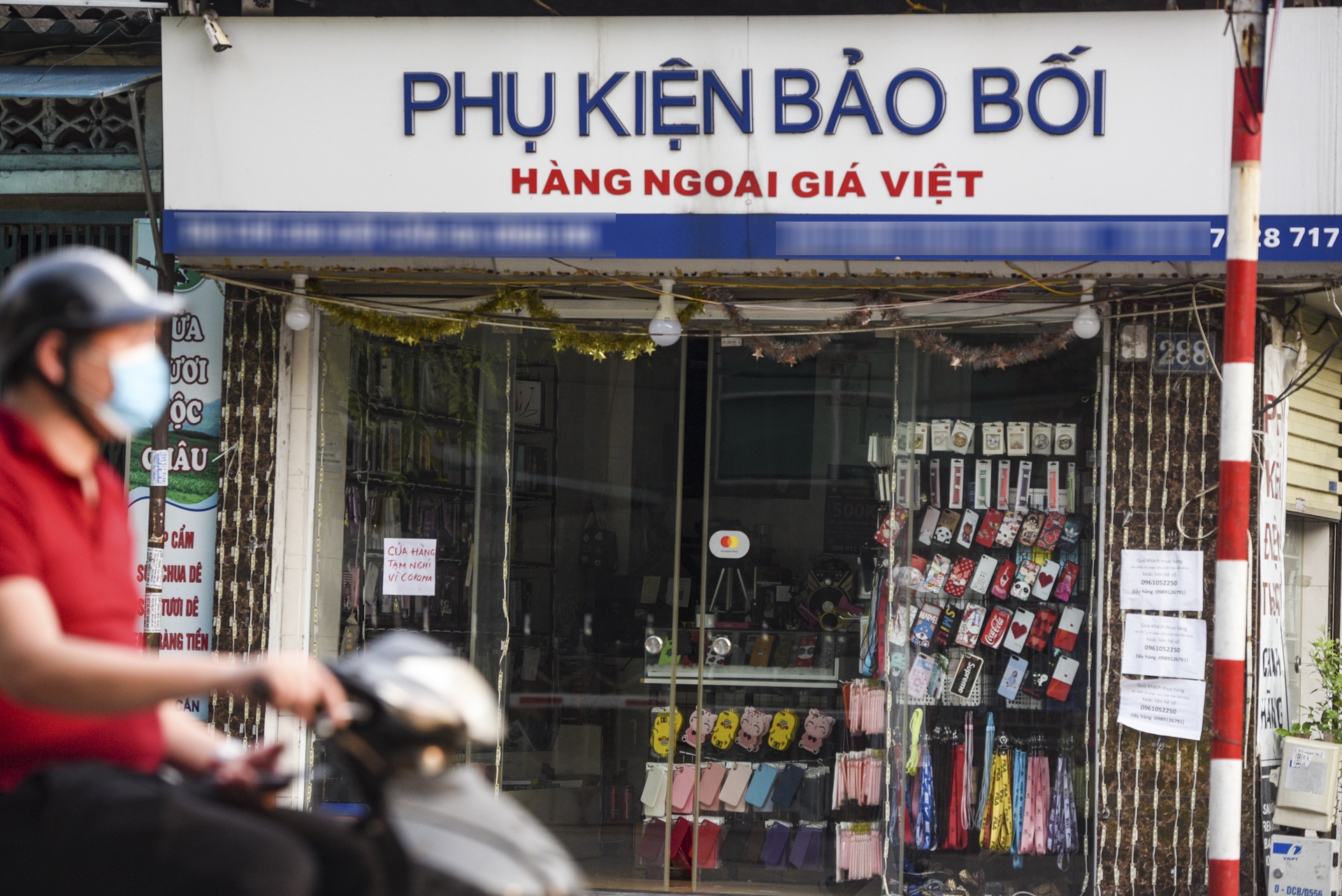 Hang quan cong khai hoat dong khi cach ly xa hoi anh 1