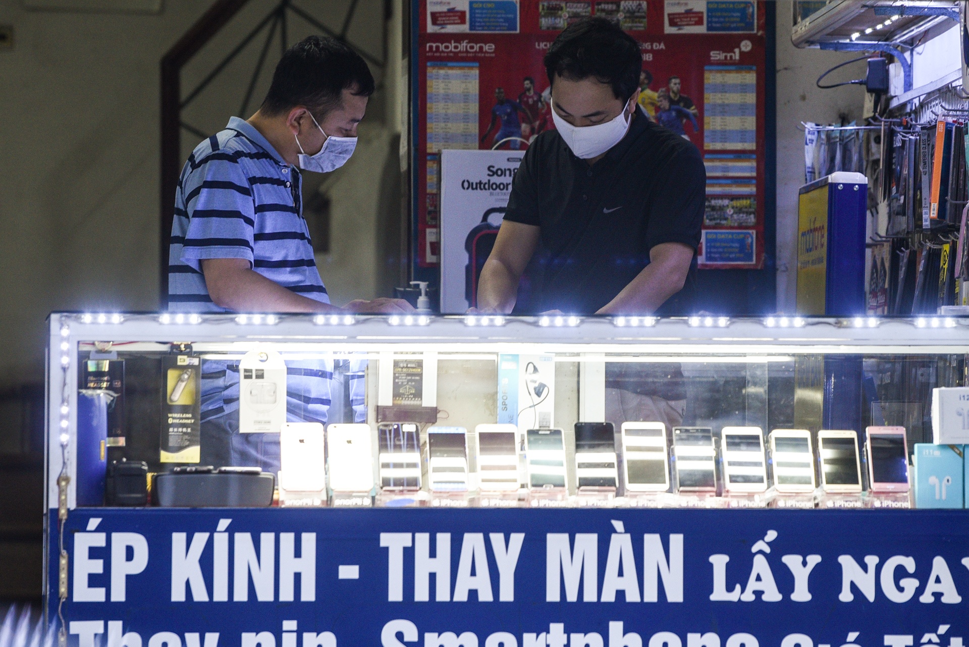 Hang quan cong khai hoat dong khi cach ly xa hoi anh 5