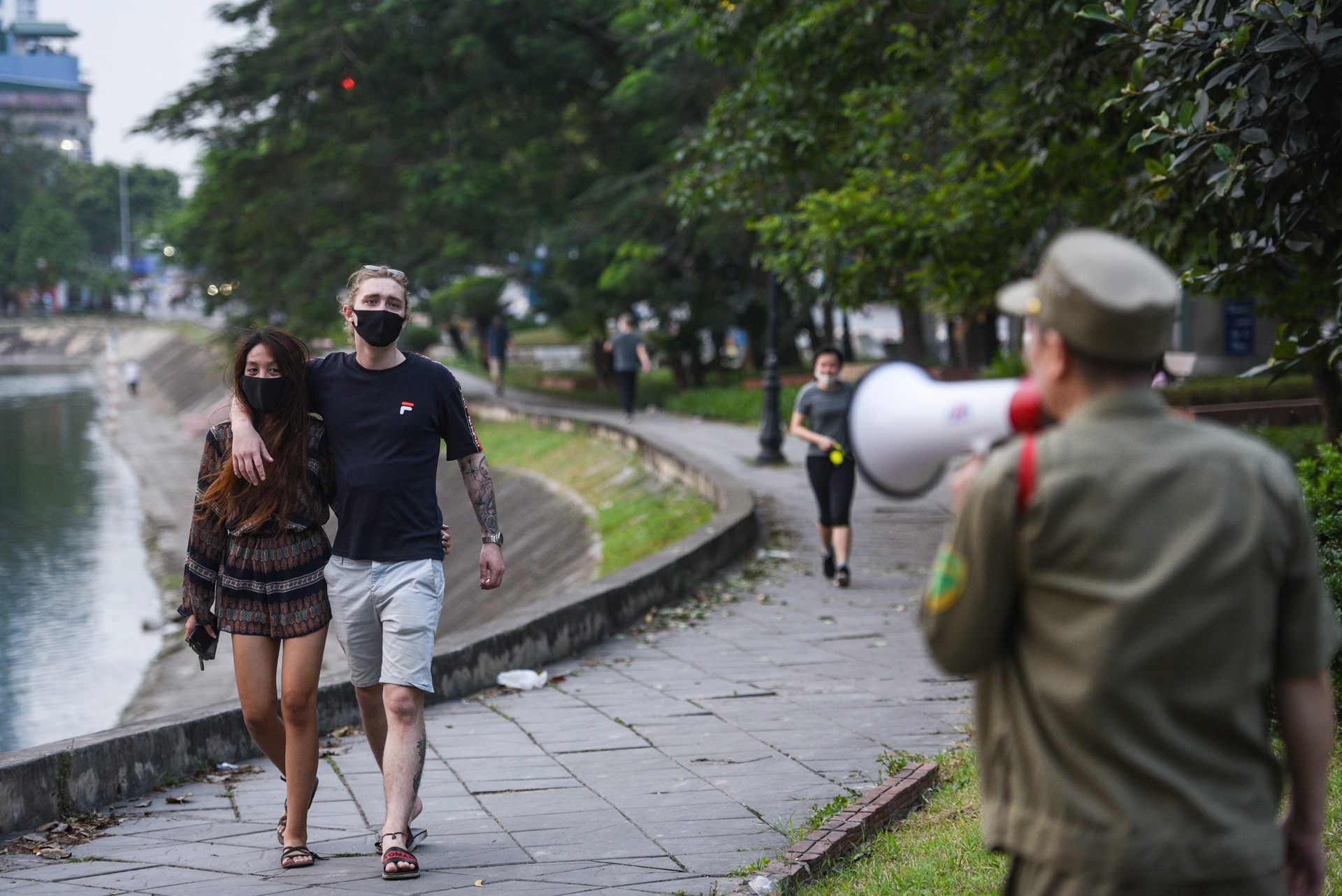 Hang quan cong khai hoat dong khi cach ly xa hoi anh 9