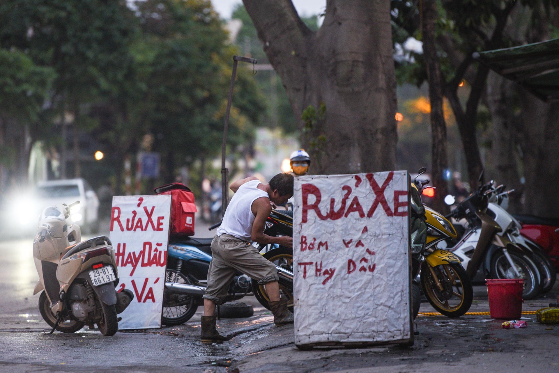 Hang quan cong khai hoat dong khi cach ly xa hoi anh 8