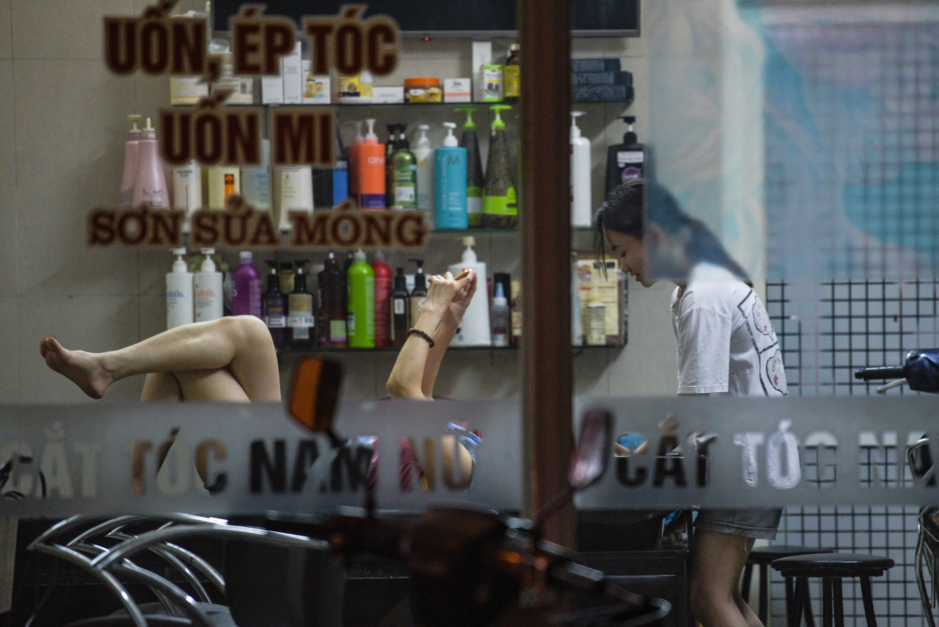 Hang quan cong khai hoat dong khi cach ly xa hoi anh 7