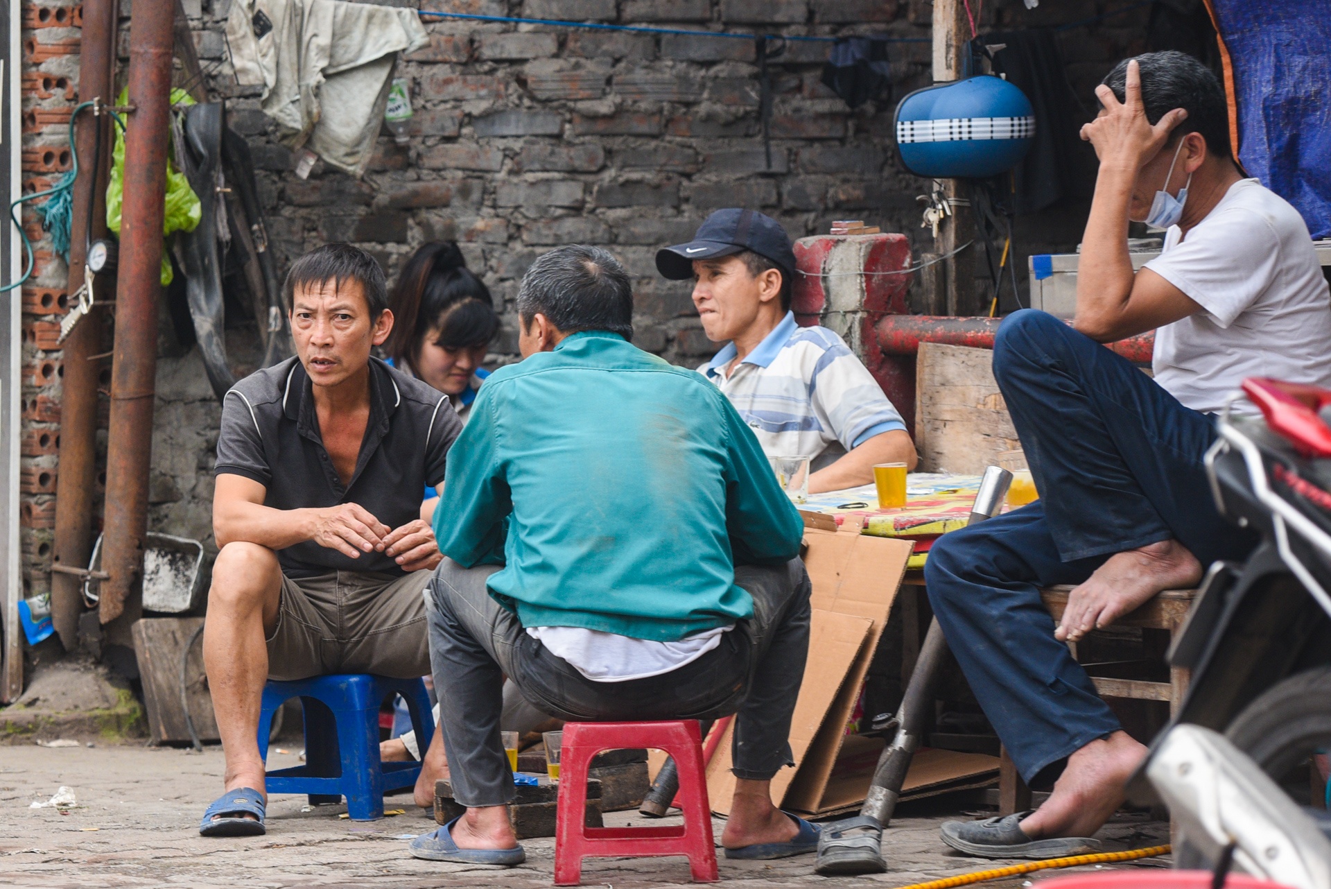 Hang quan cong khai hoat dong khi cach ly xa hoi anh 4