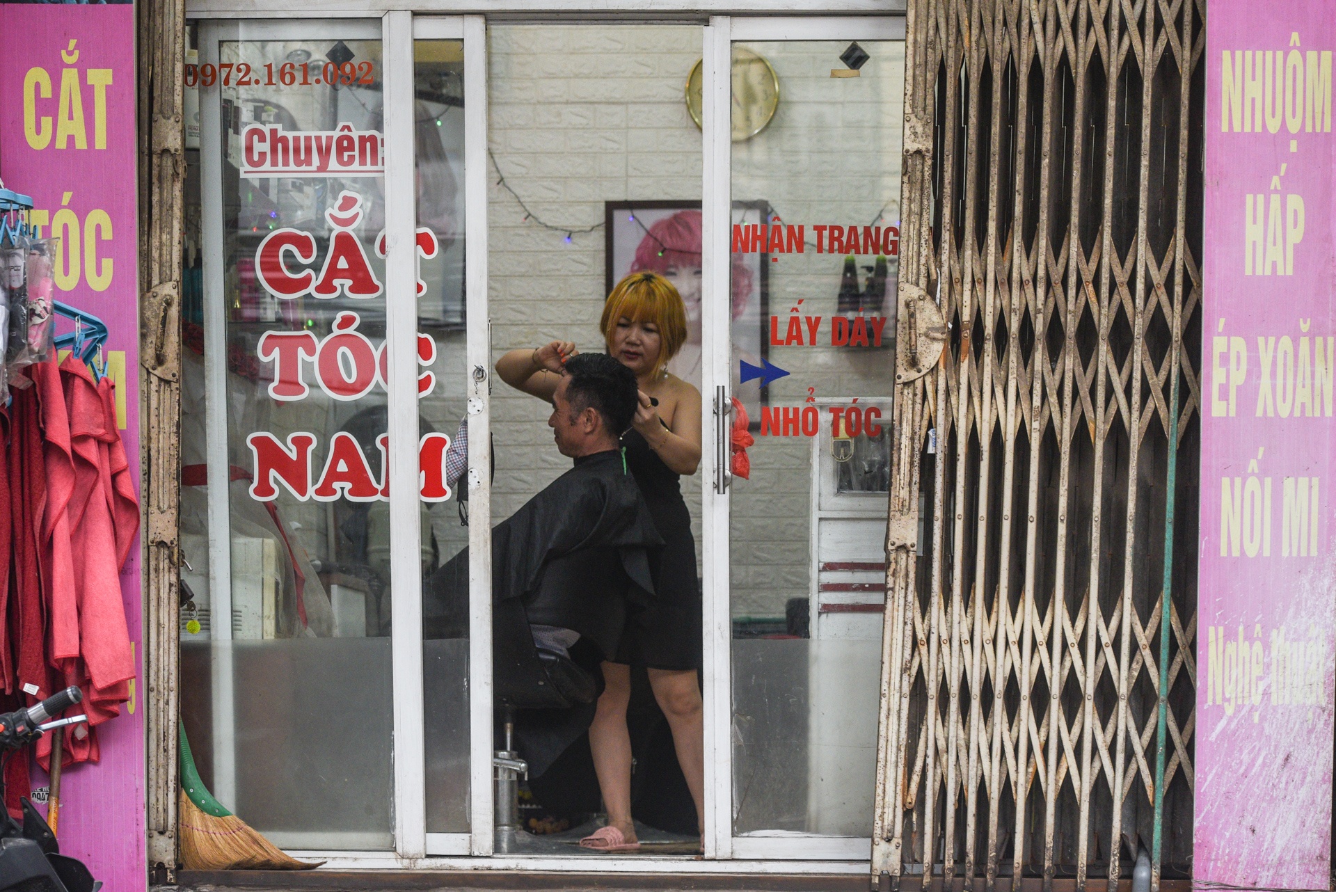 Hang quan cong khai hoat dong khi cach ly xa hoi anh 2