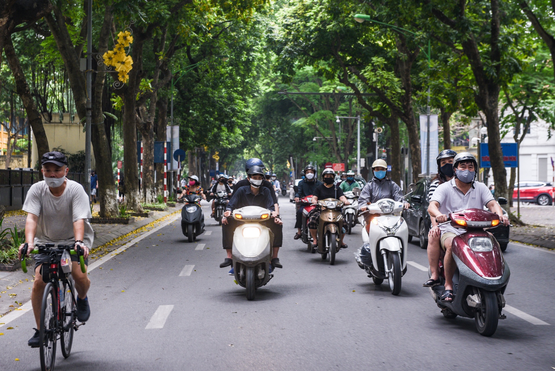 Hang quan cong khai hoat dong khi cach ly xa hoi anh 3