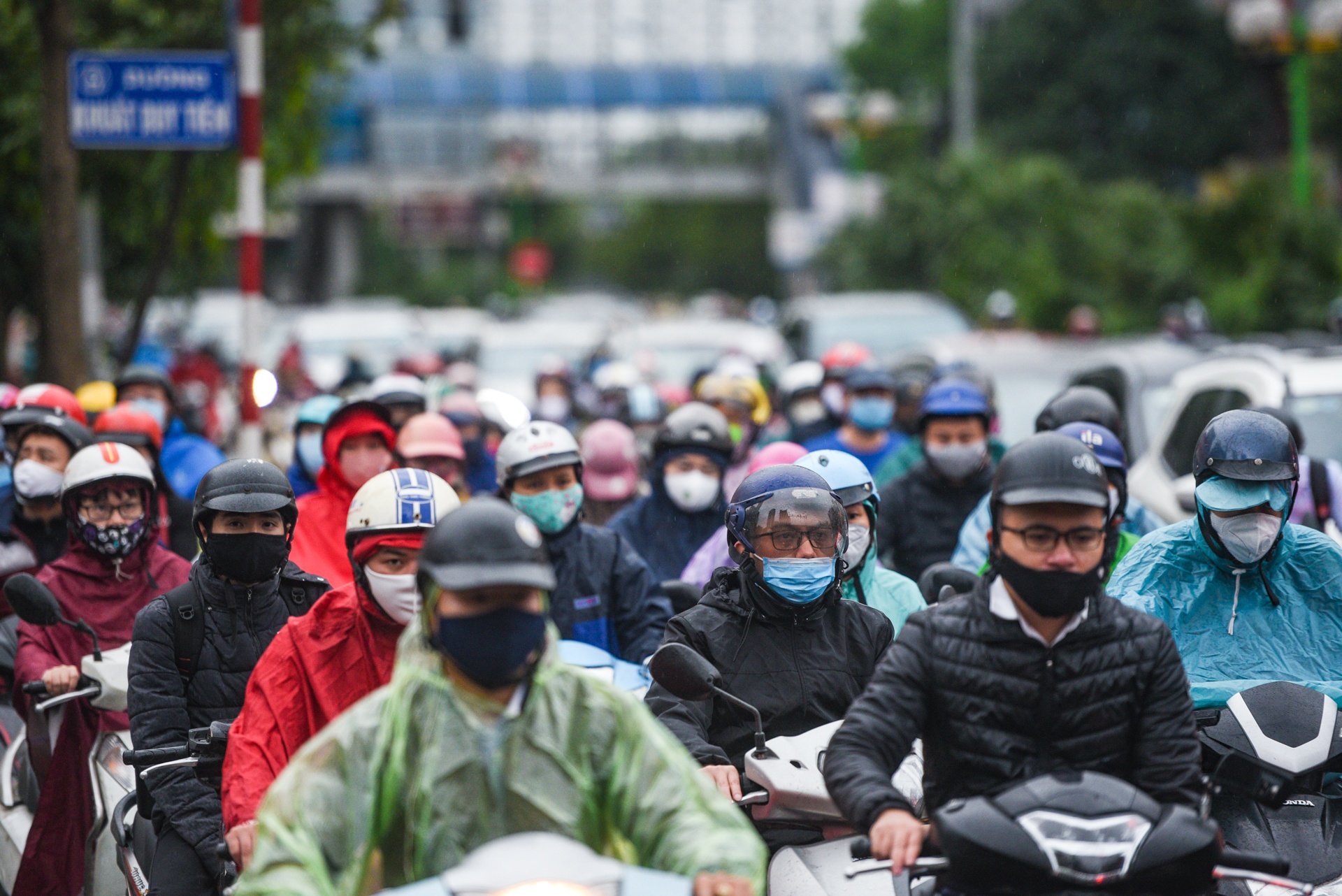 Hinh anh xe may leo via he xuat hien tro lai ngay dau dung cach ly hinh anh