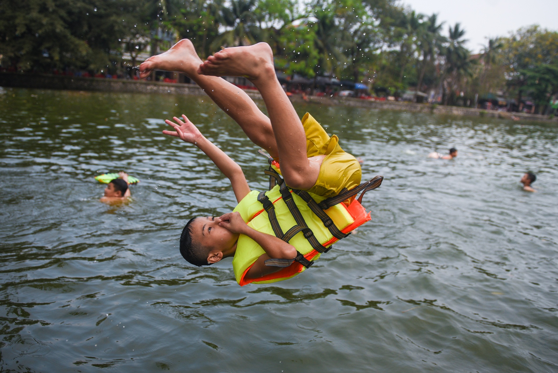 Giai nhiet ngay nang 38 do o ao tam nghin nam tuoi hinh anh