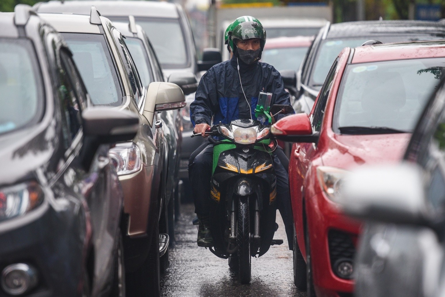 Xe may mac ket giua hang dai oto trong mua hinh anh