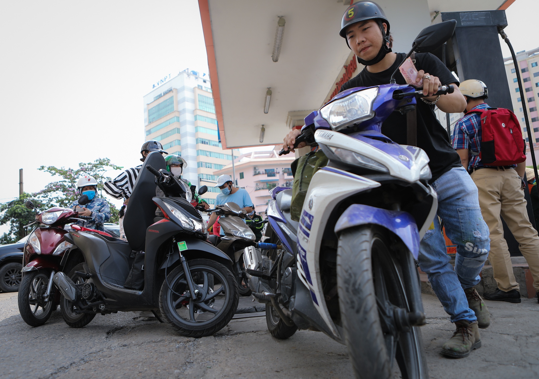 ha noi truoc gio xang tang gia anh 6