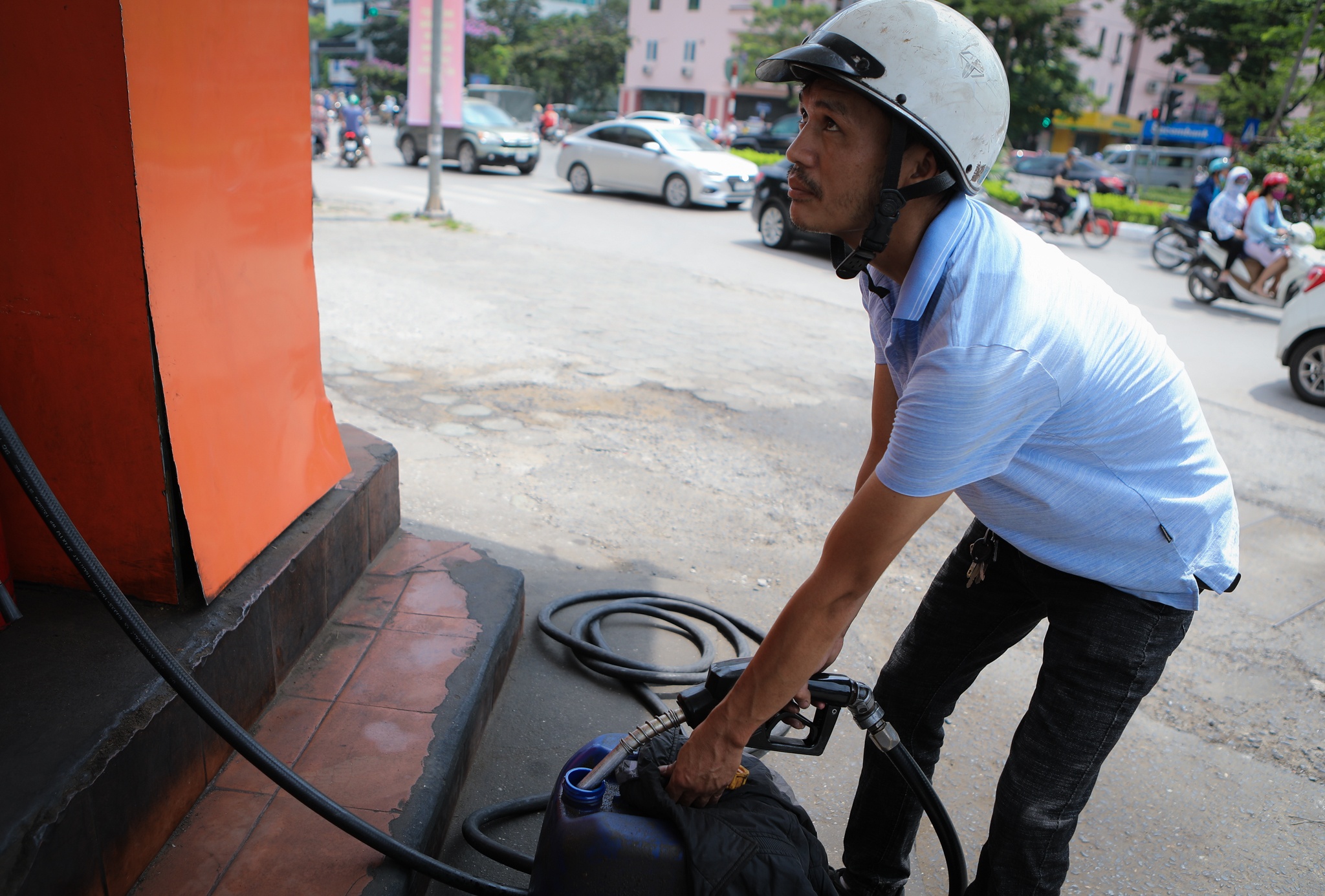 ha noi truoc gio xang tang gia anh 9