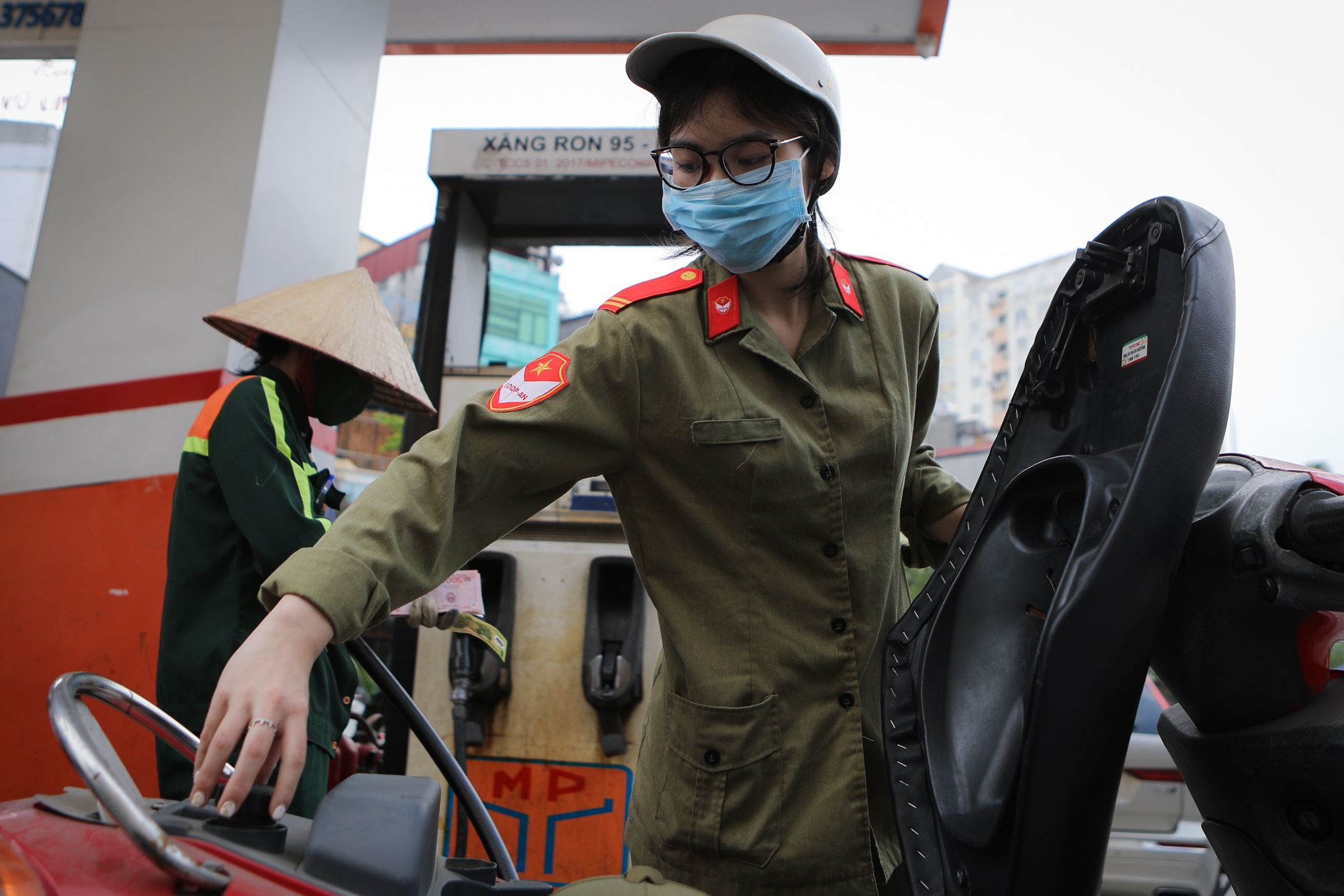 ha noi truoc gio xang tang gia anh 11