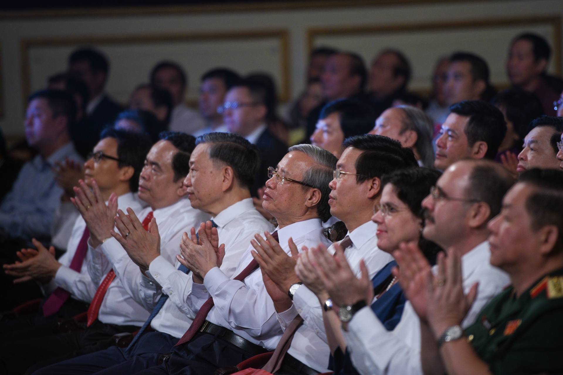 Trao giai thuong hoc tap va lam theo Bac anh 1