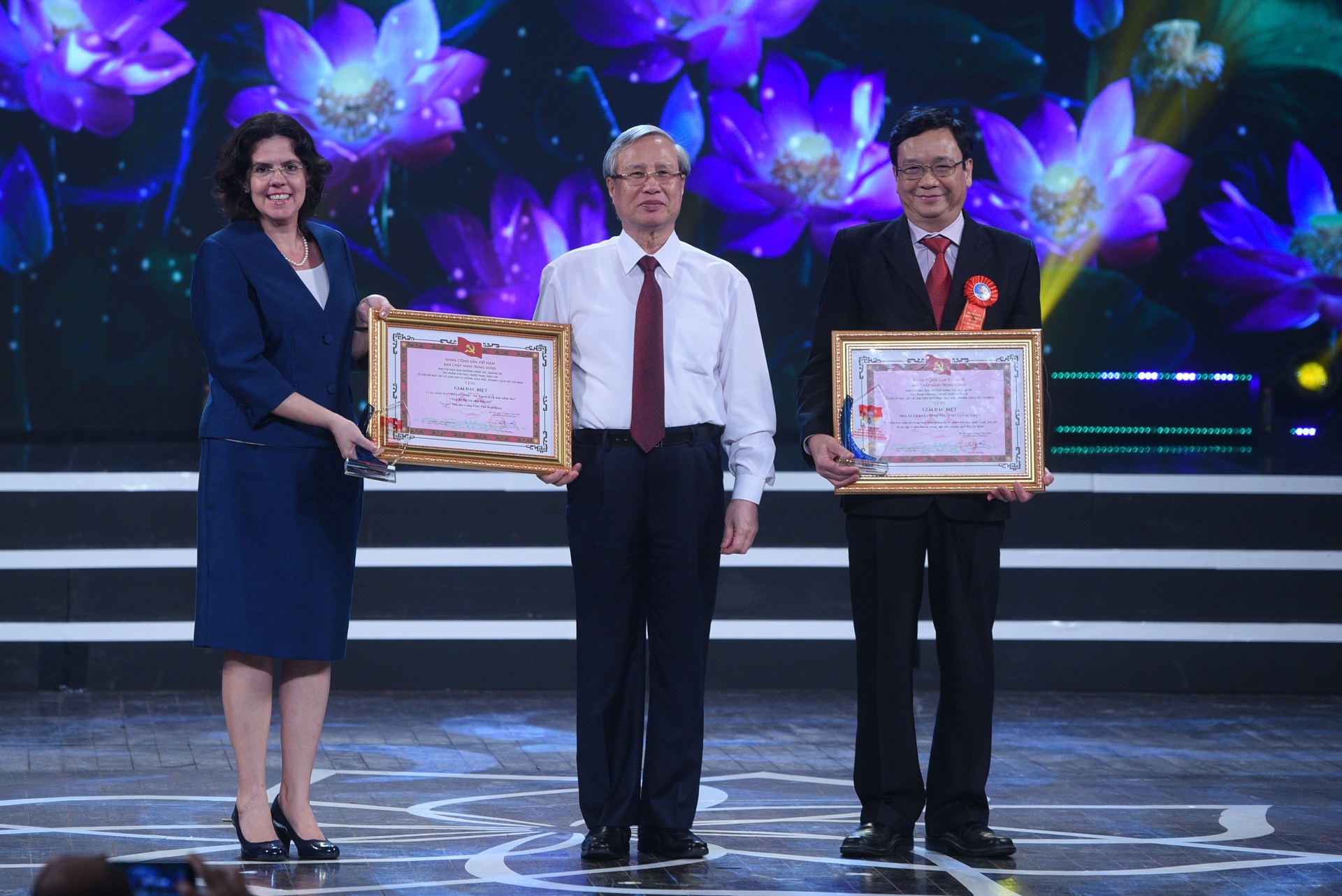 Trao giai thuong hoc tap va lam theo Bac anh 5