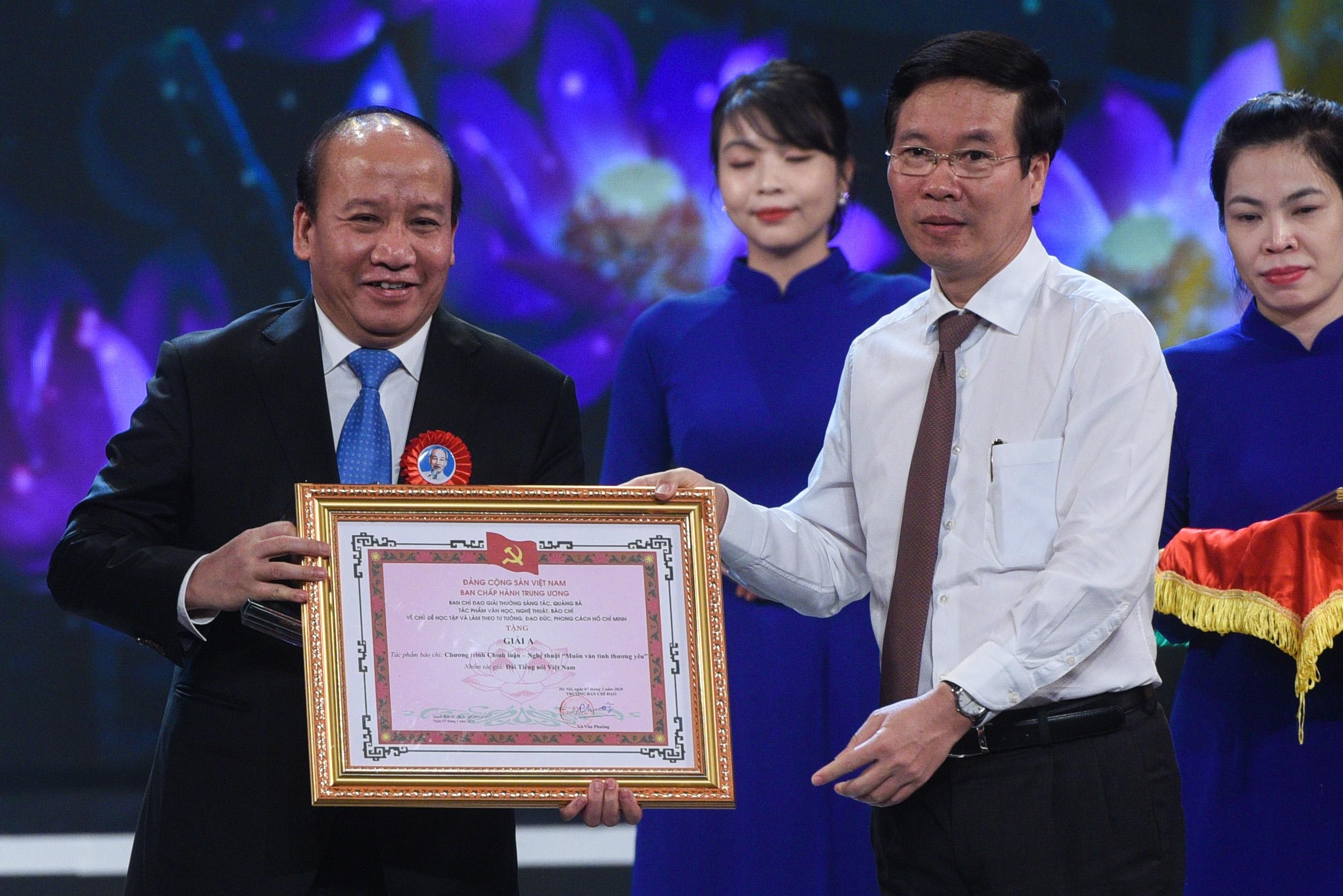 Khoanh khac tai le trao giai thuong chu de Hoc tap va lam theo Bac hinh anh