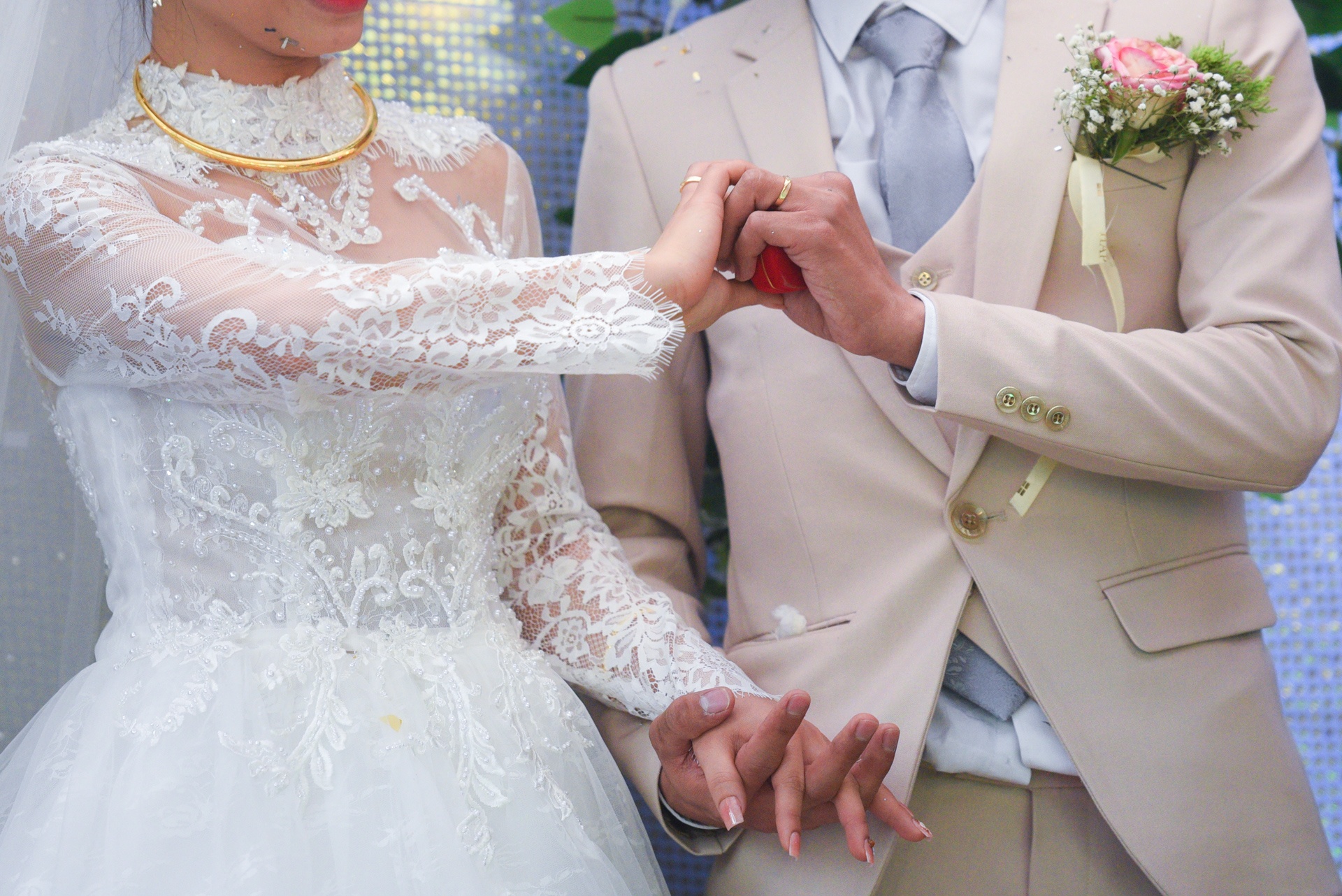 Cap doi cung mat 1 chan anh 2