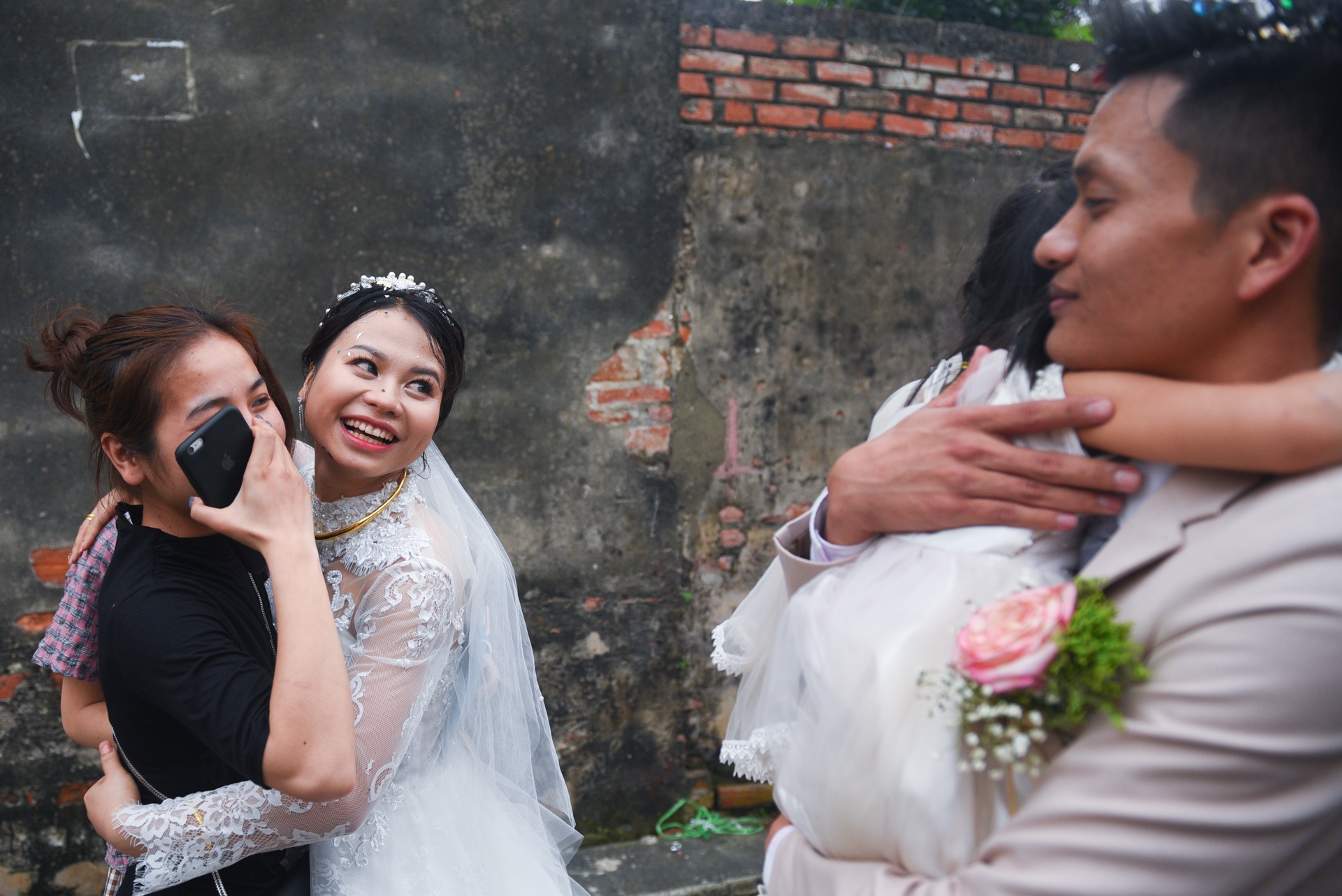 Cap doi cung mat 1 chan anh 6