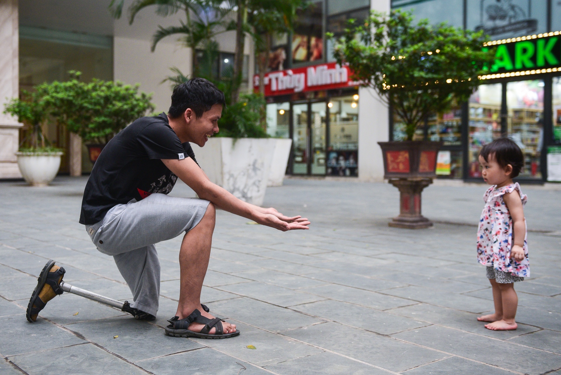 Cap doi cung mat 1 chan anh 14