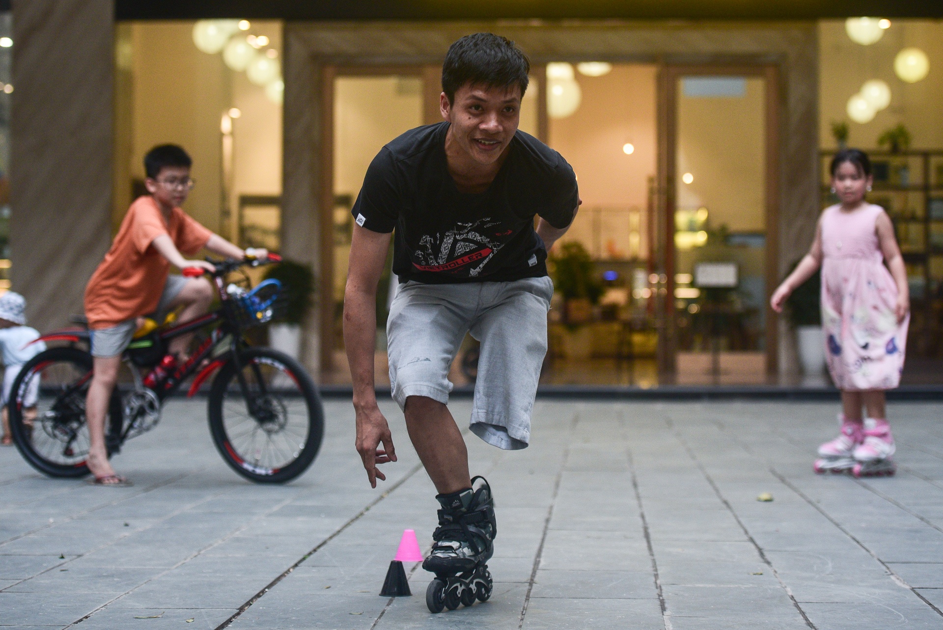 Cap doi cung mat 1 chan anh 15