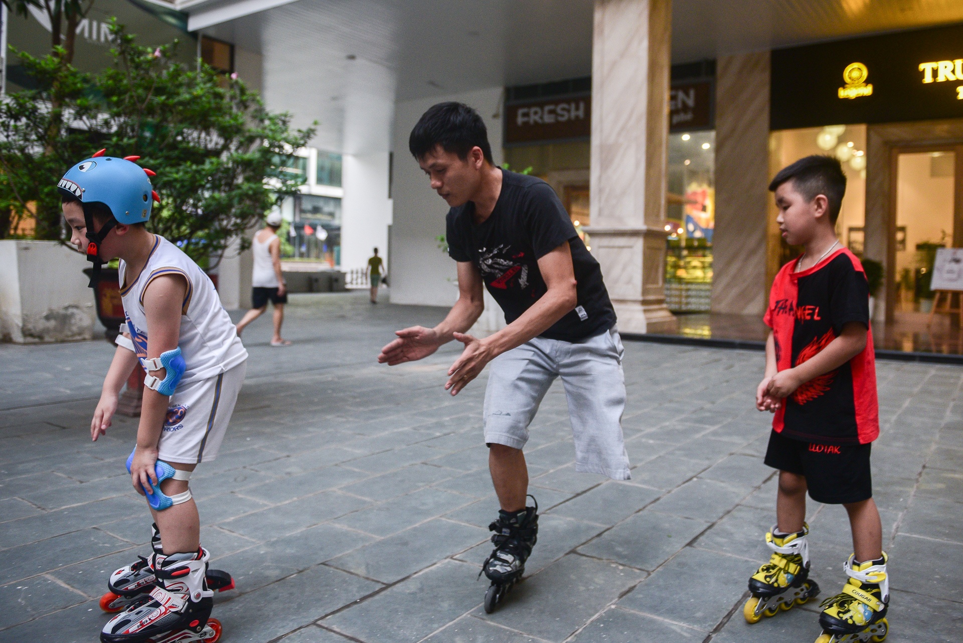 Cap doi cung mat 1 chan anh 12