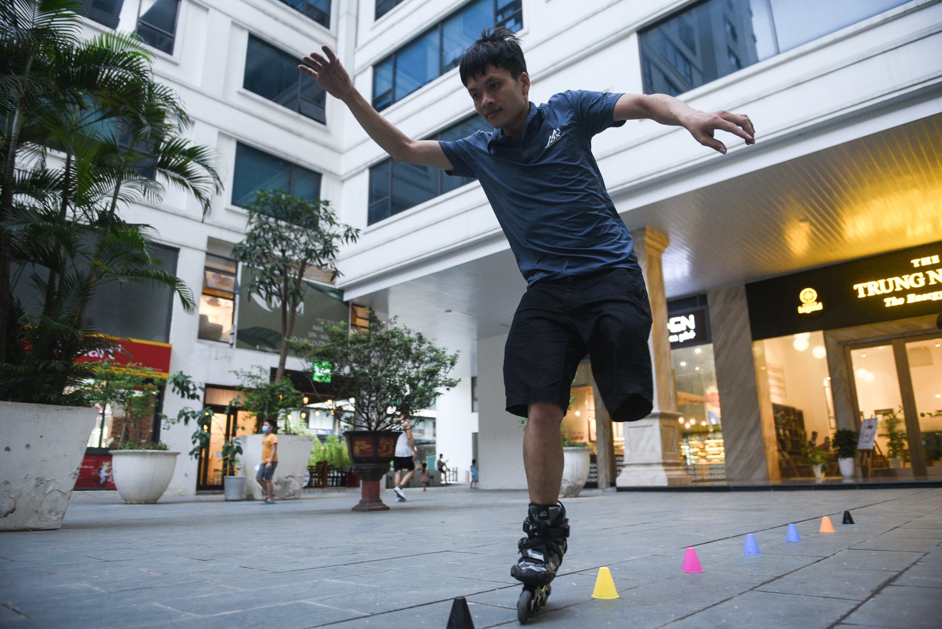 Cap doi cung mat 1 chan anh 13